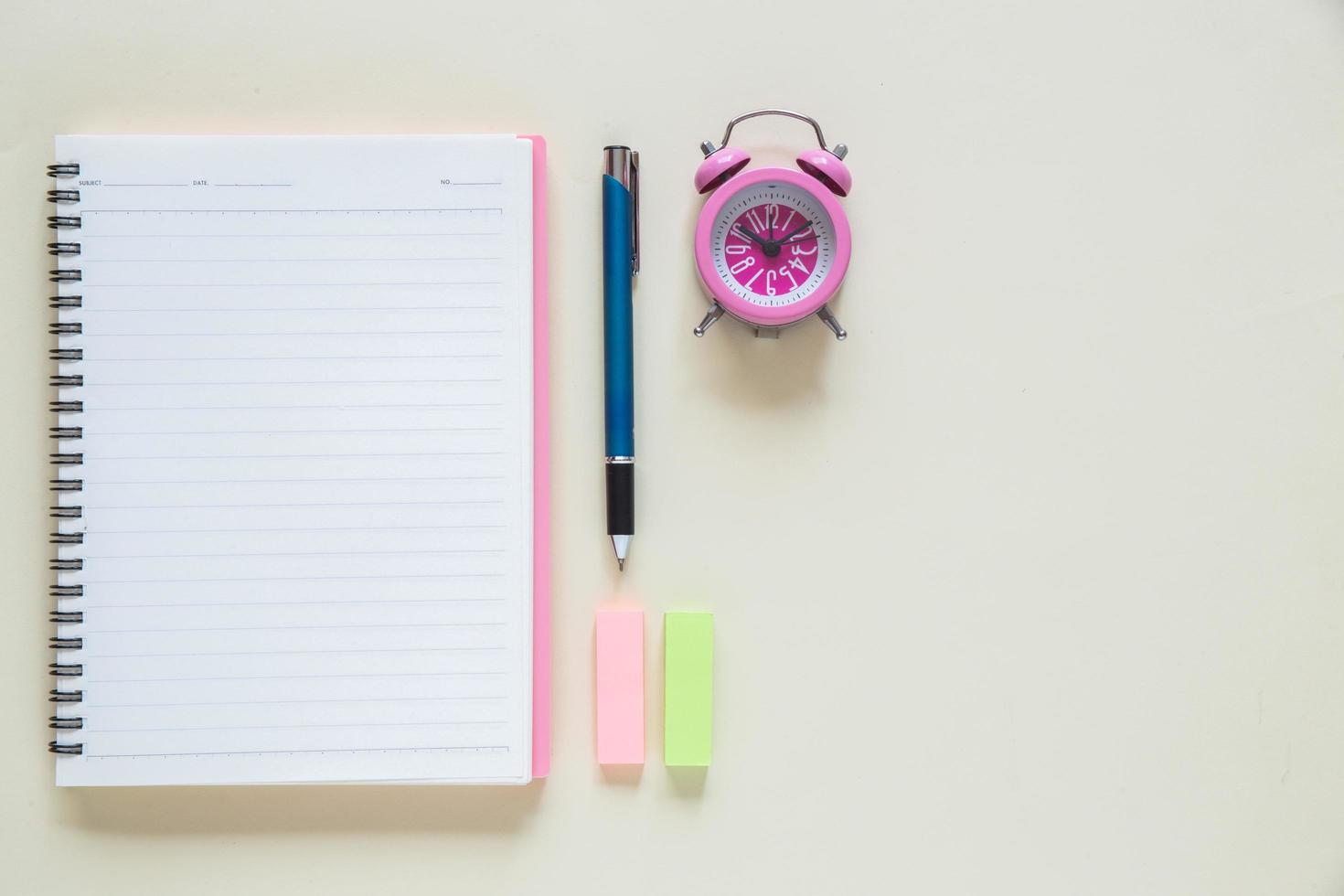 vista superior do caderno de papel em branco na área de trabalho foto