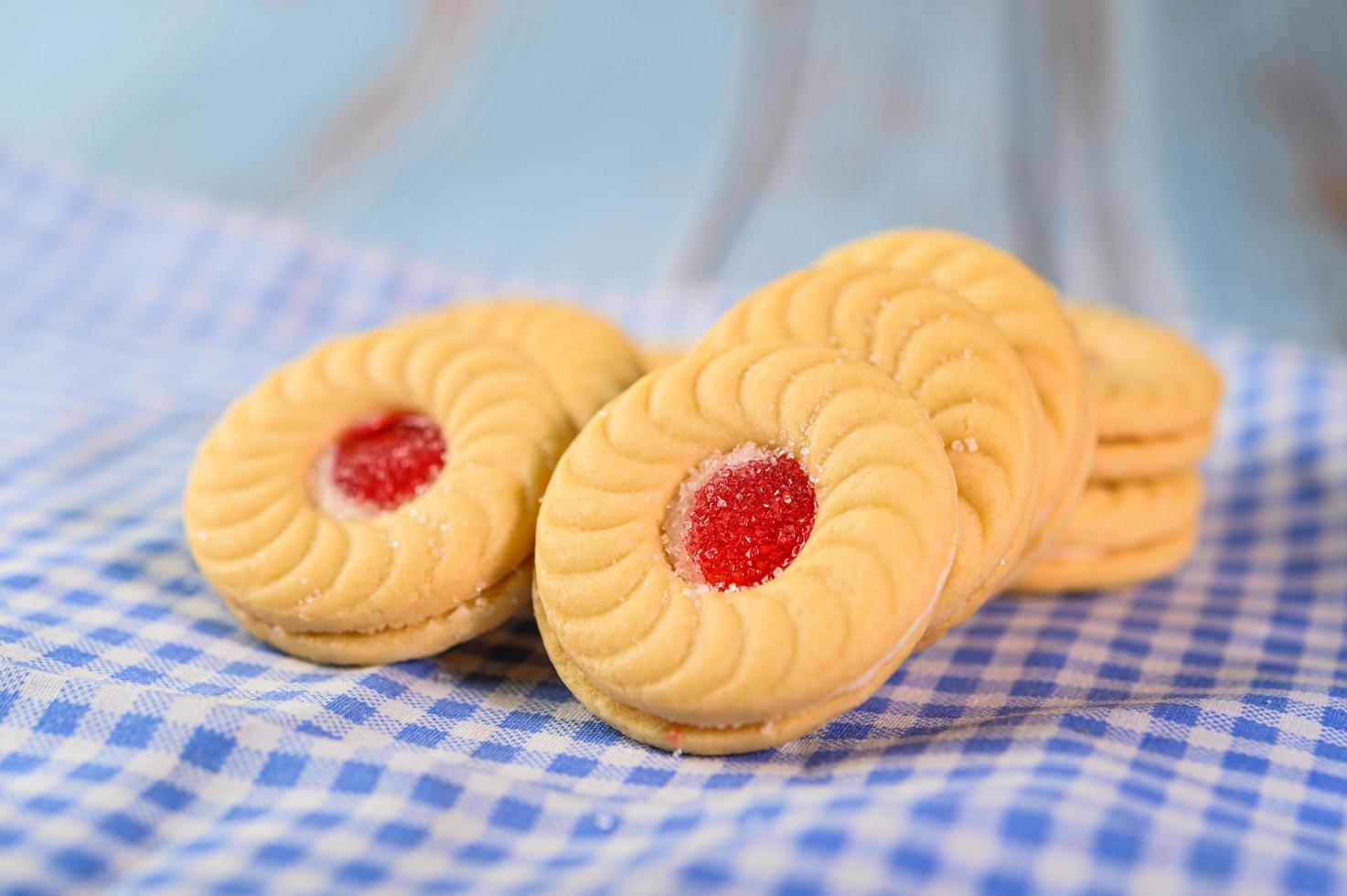 biscoito recheado com creme de morango foto