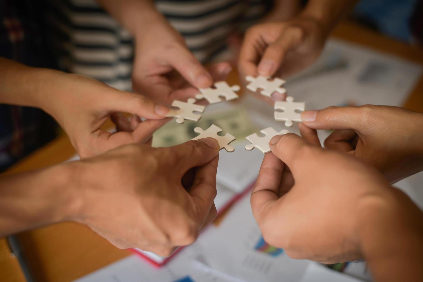 mãos segurando quebra-cabeças foto