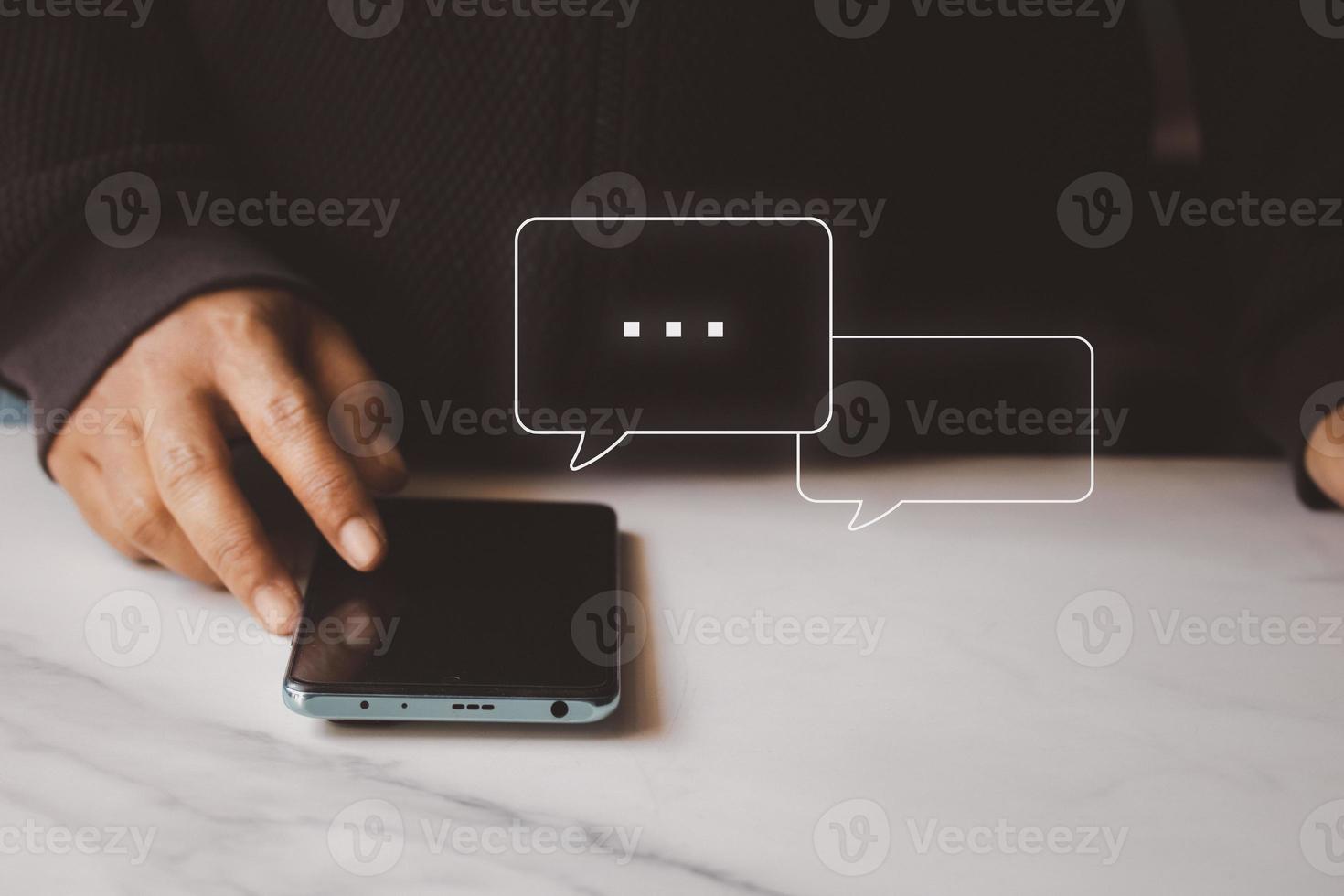 mulher usando Smartphone digitando viver bate-papo conversando e social rede conceitos, conversando conversação dentro bate-papo caixa ícones pop acima. social meios de comunicação marketing tecnologia conceito. foto