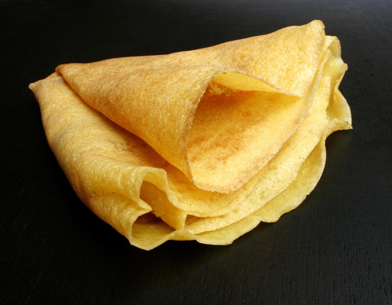 crepes em fundo preto foto