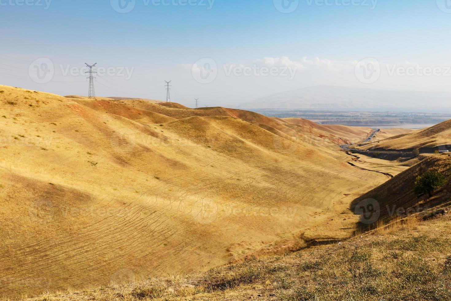 asfalto estrada, bishkek-osh rodovia m41. estrada dentro a área do a andijan reservatório. Quirguistão foto