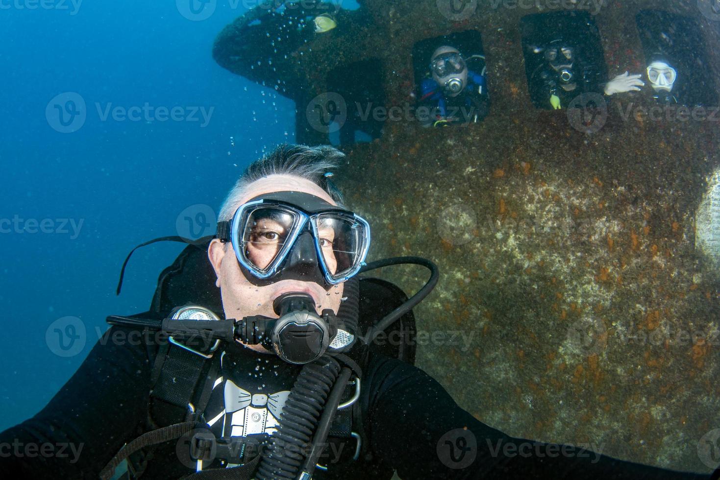 mergulho mergulhadores dentro uma navio destruir foto