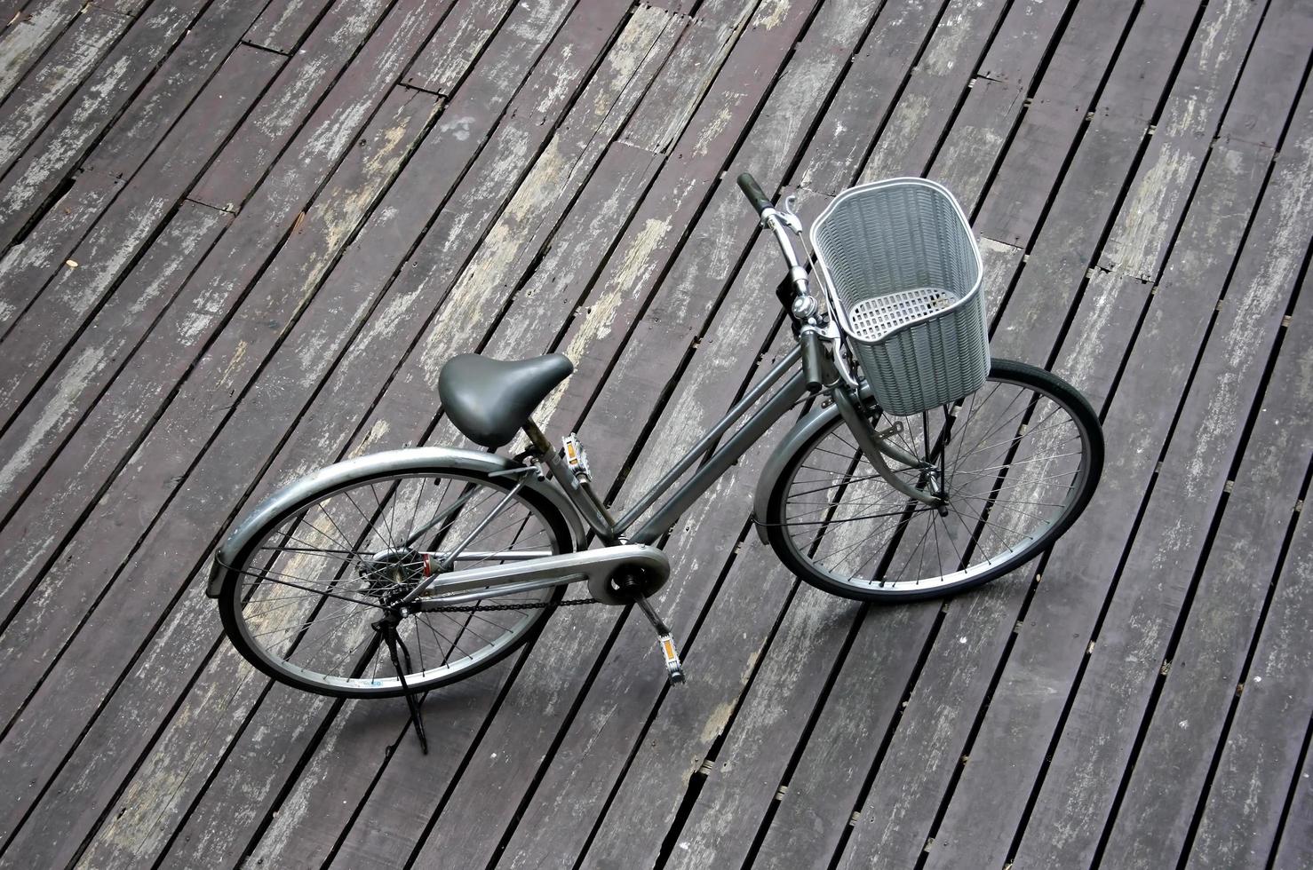 bicicleta cinza com cesto foto