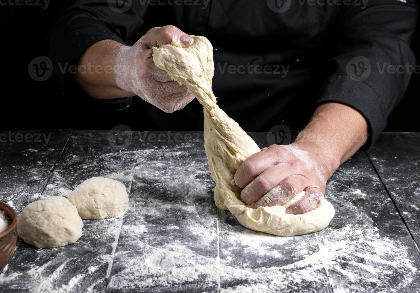 chef amassa massa feita de farinha de trigo branca foto