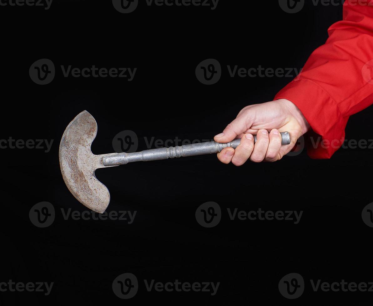 chefe de cozinha dentro vermelho têxtil uniforme segurando velho metal faca foto