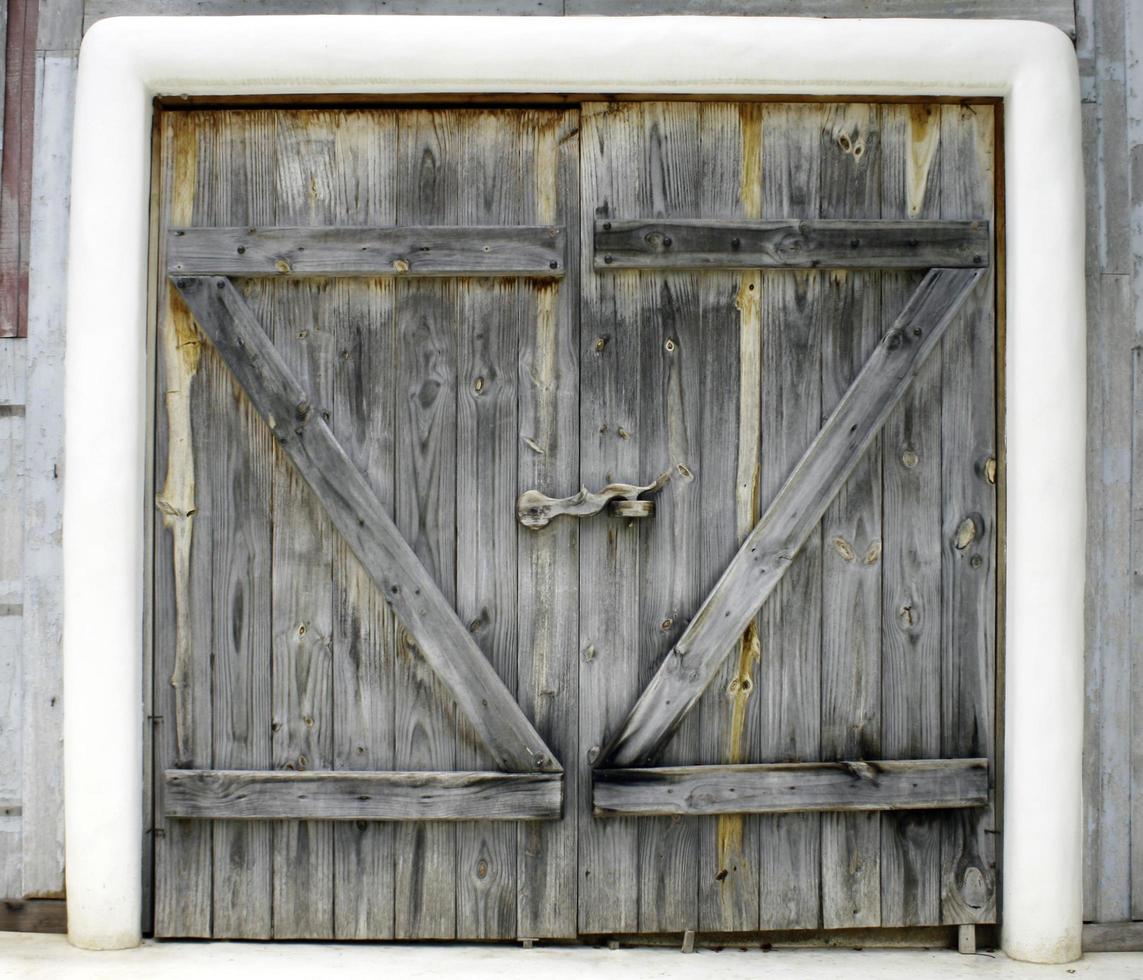 portas de madeira velhas foto