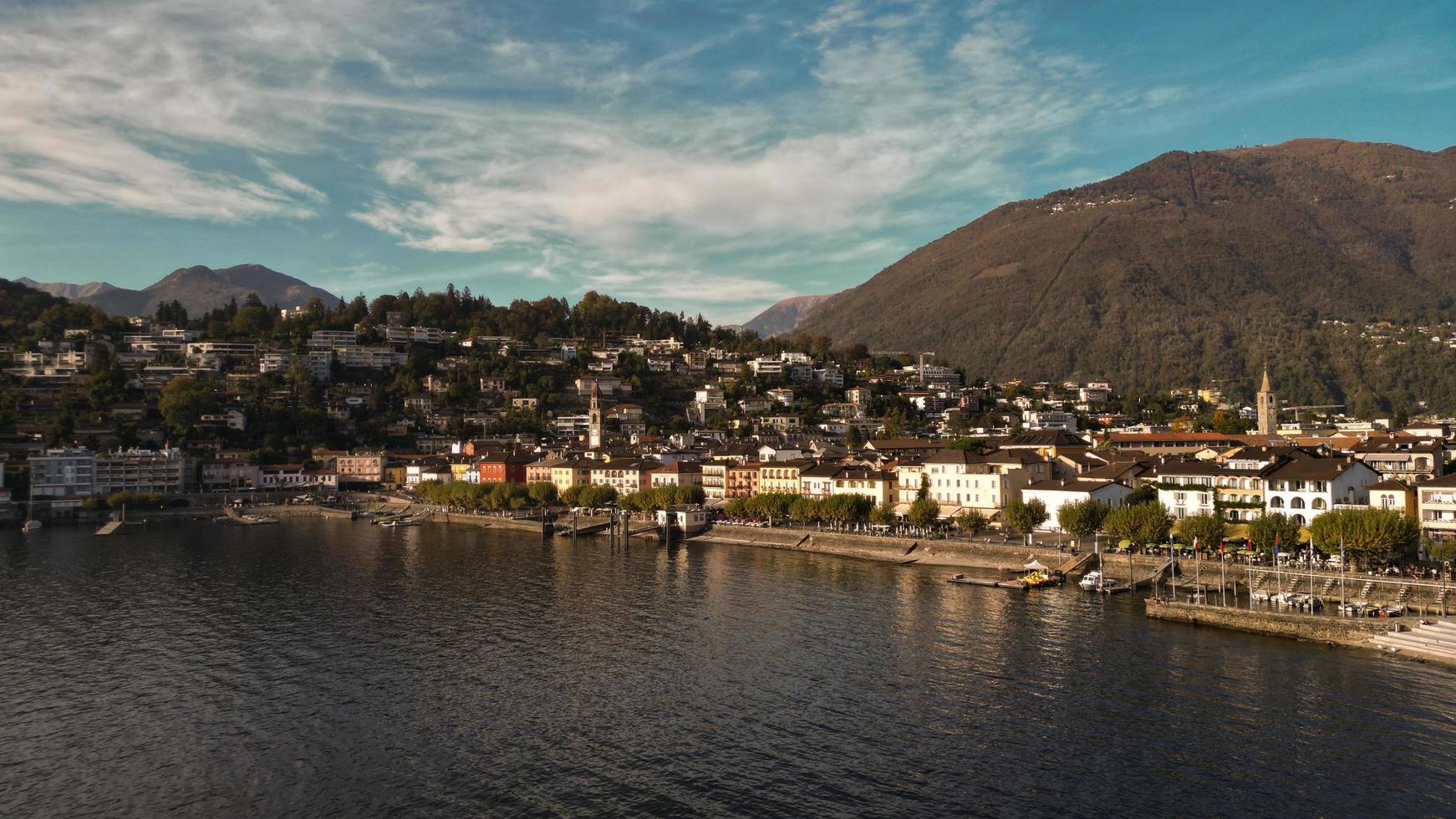 ascona , ticino , Suíça , 2022 ensolarado dia do Outubro Visão a partir de a zangão foto