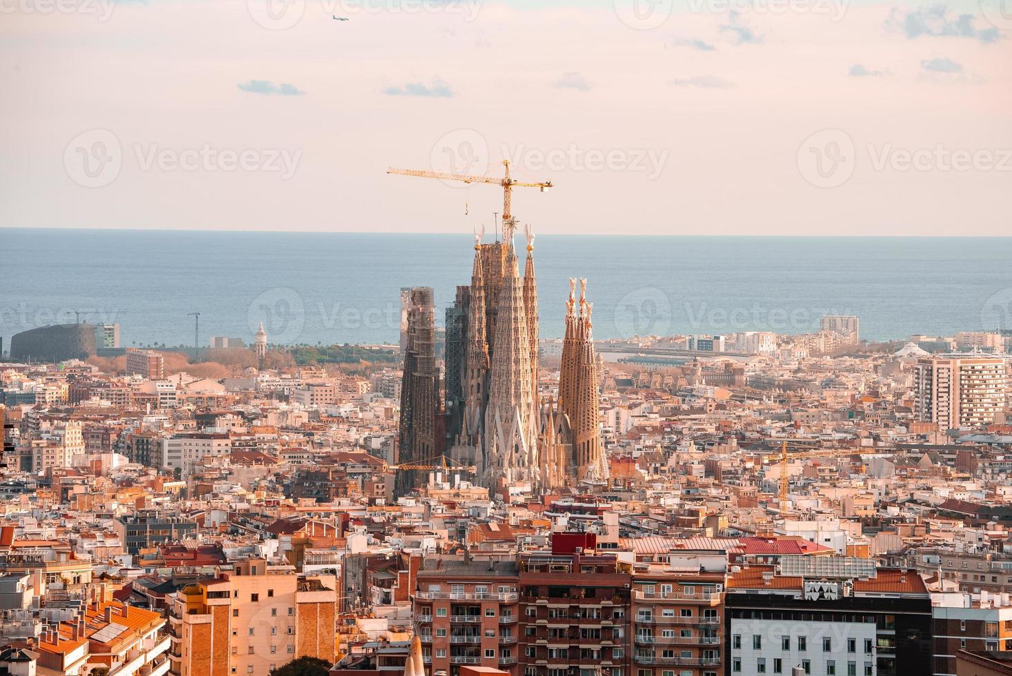 bela vista aérea da cidade de barcelona com uma sagrada família foto