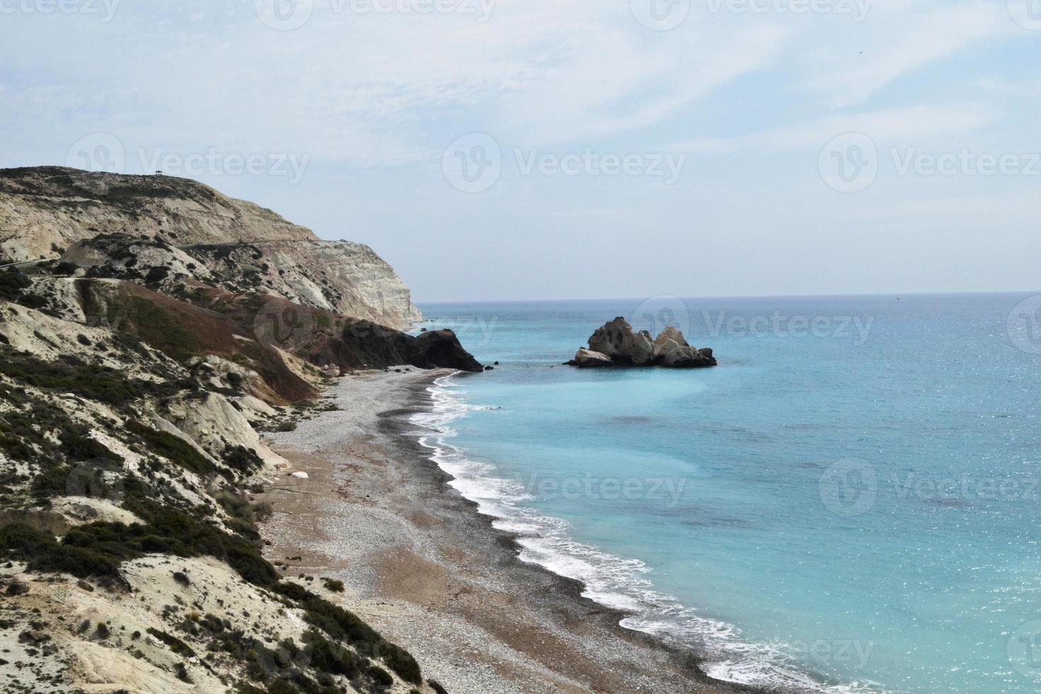 belas vistas do mar mediterrâneo. local de nascimento de afrodite, chipre, petra tou romiou. foto