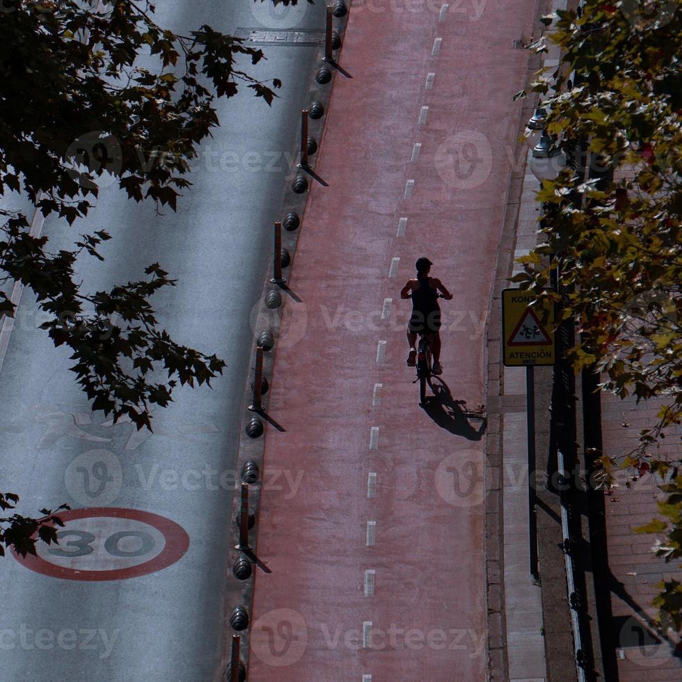 ciclista em a rua, bicicleta modo do transporte dentro Bilbao cidade, Espanha foto