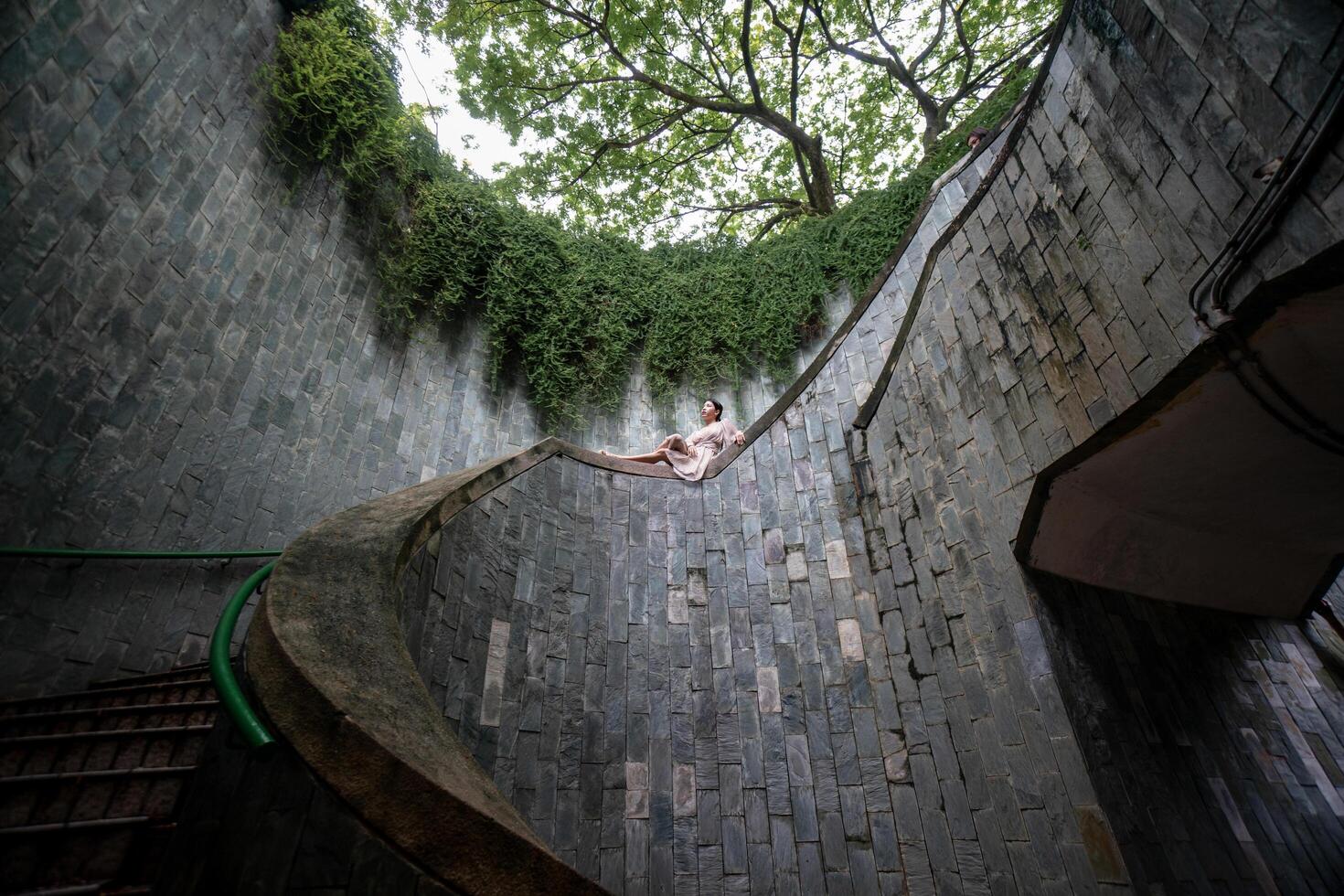 mulher turista sentado às a Escadaria às forte enlatar parque, popular ponto de referência destino dentro Cingapura. foto