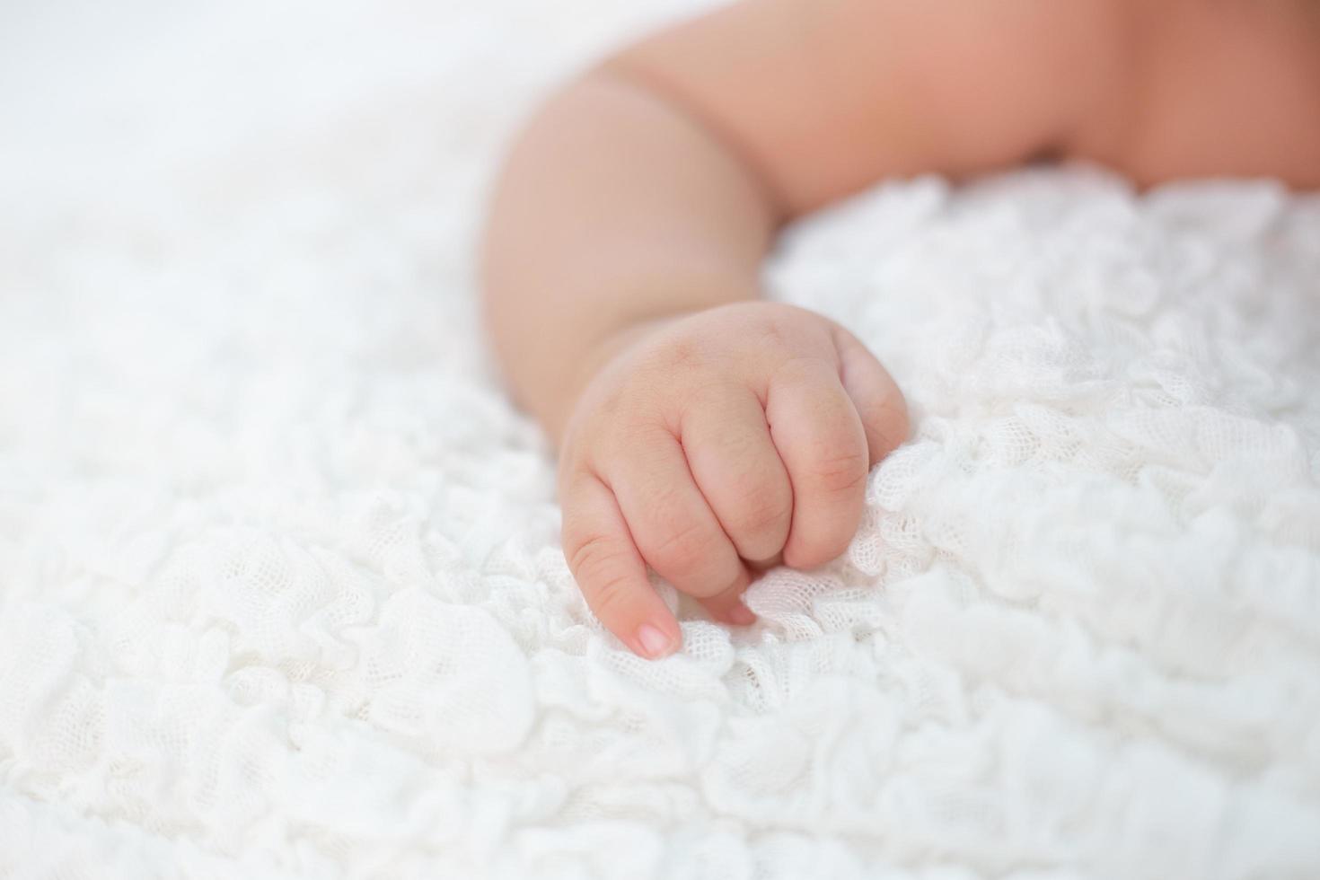 mão do bebê recém-nascido com foco seletivo foto