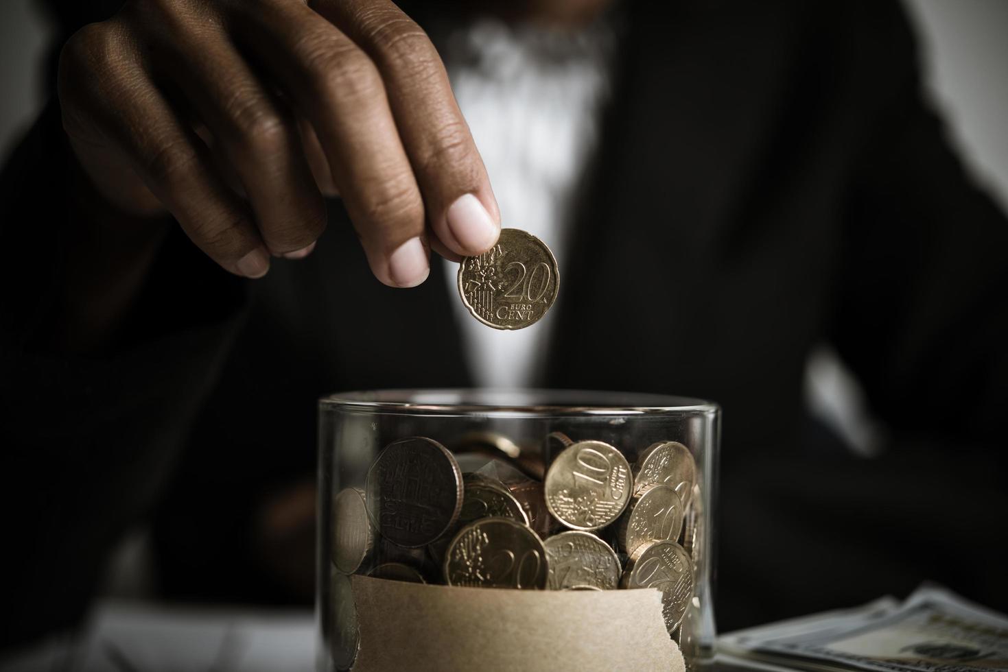 empresário fazendo doação de dinheiro para caridade foto