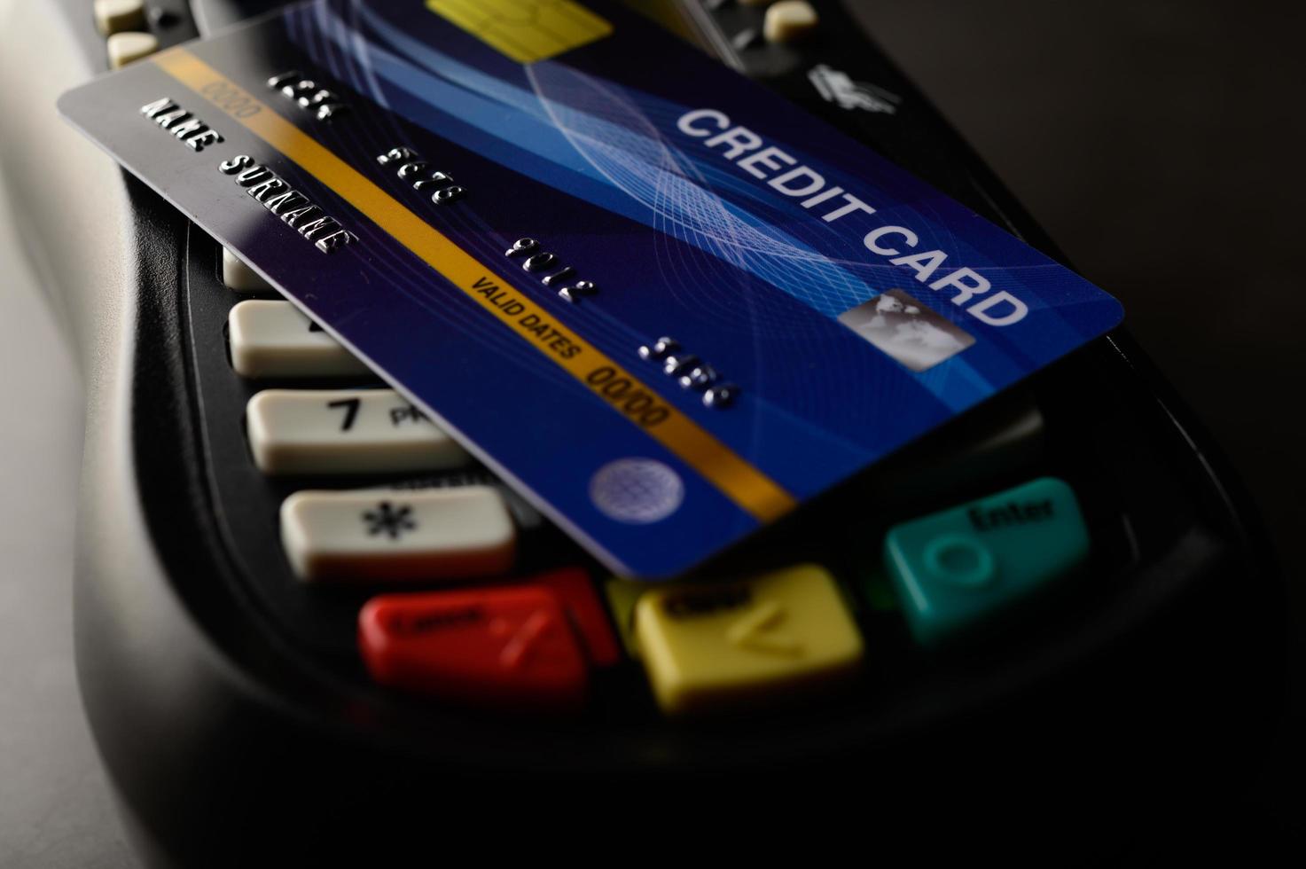cartões de crédito colocados na máquina de cartão de crédito foto