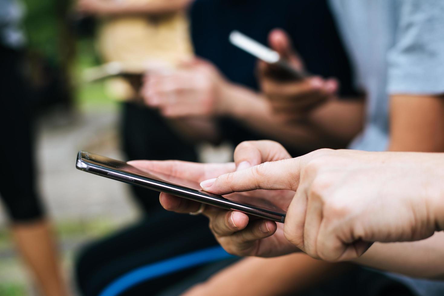 close-up de amigos jogando juntos em smartphones foto