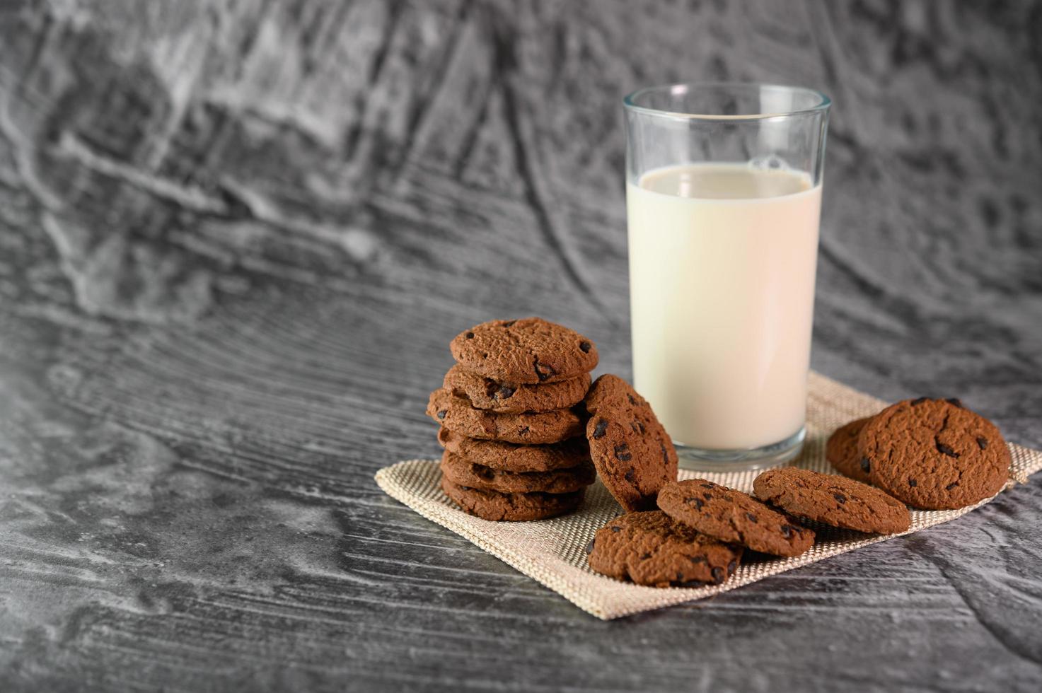 biscoitos e um copo de leite em um pano foto