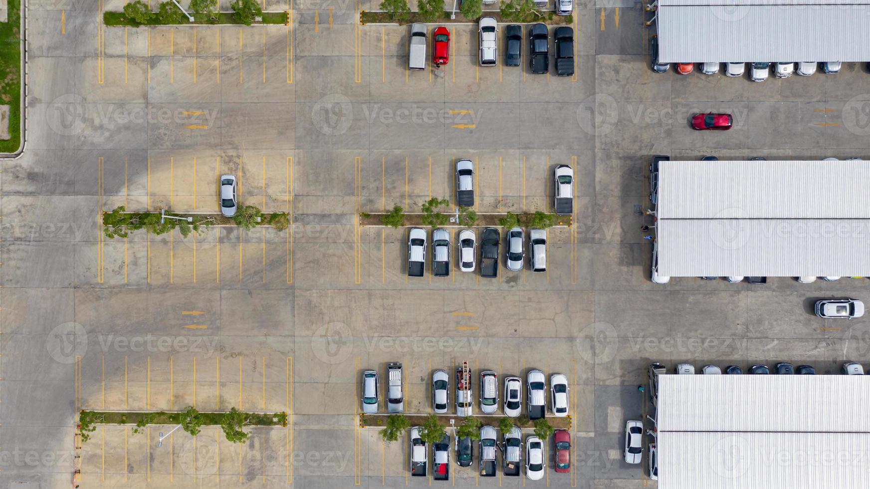 vista aérea de um estacionamento ao ar livre foto