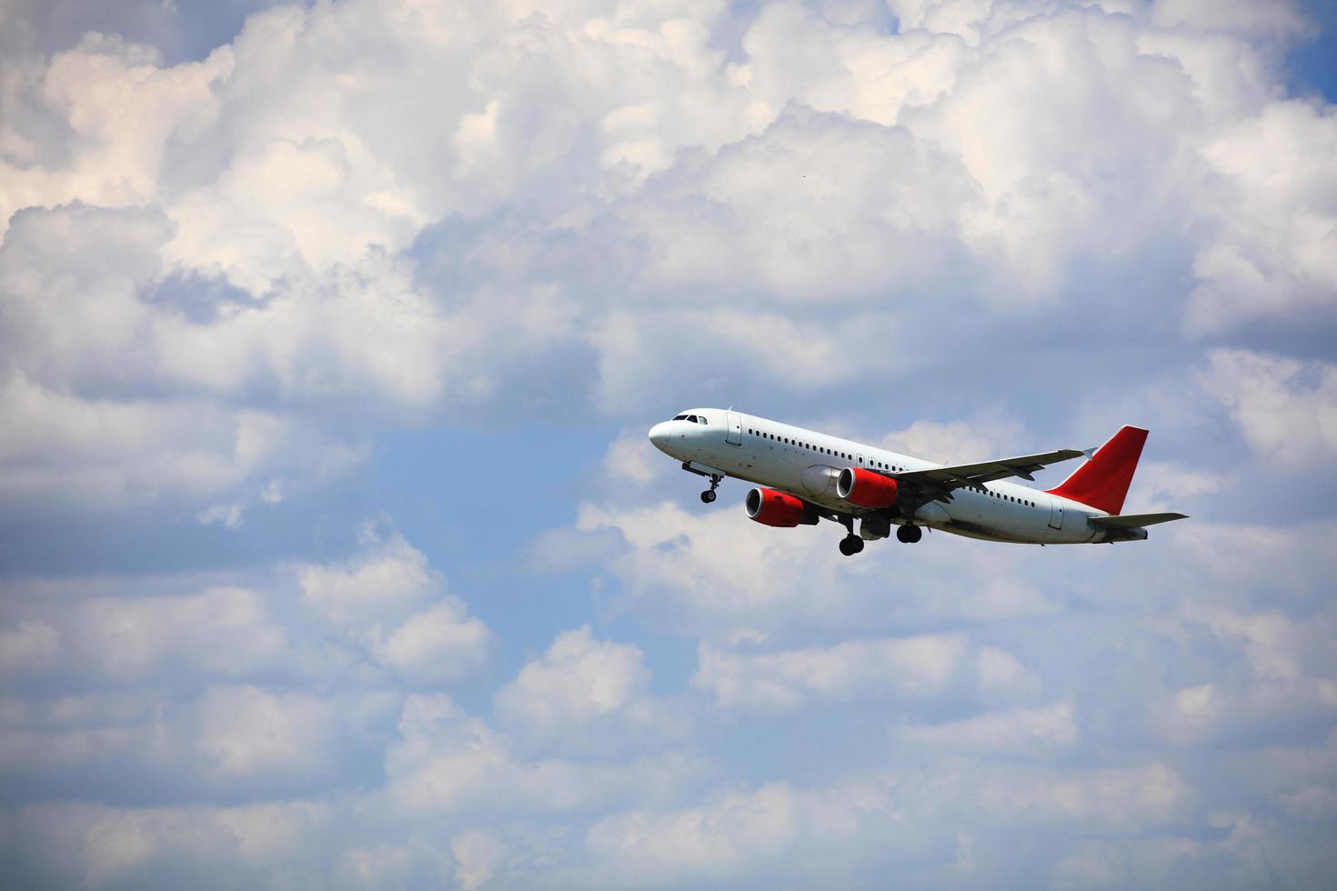 avião comercial no céu foto