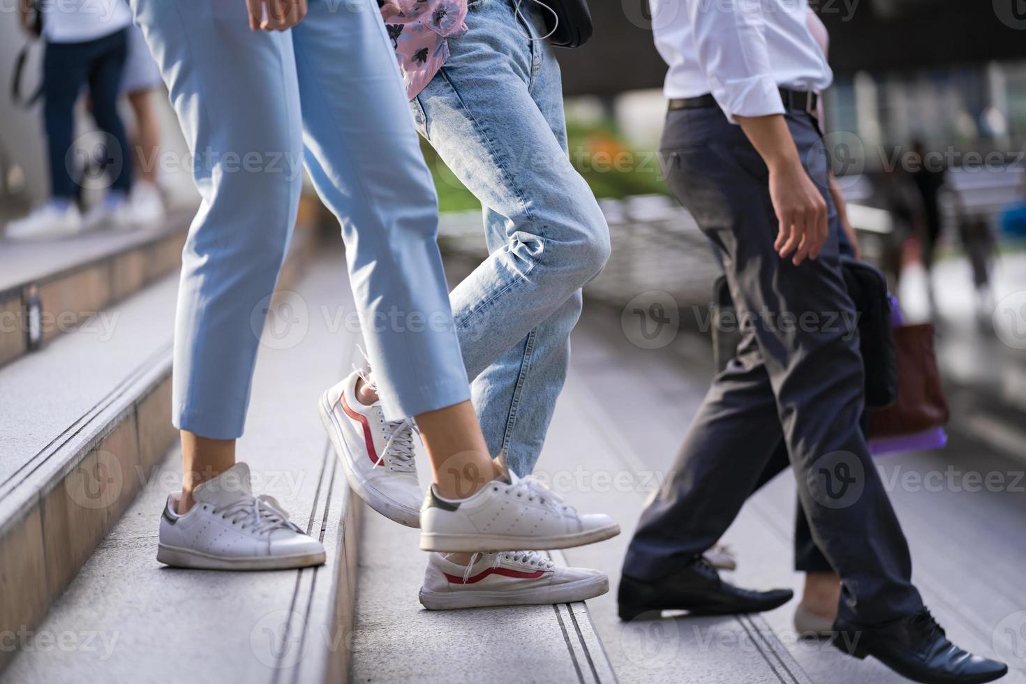 pessoas subindo escadas em uma cidade foto