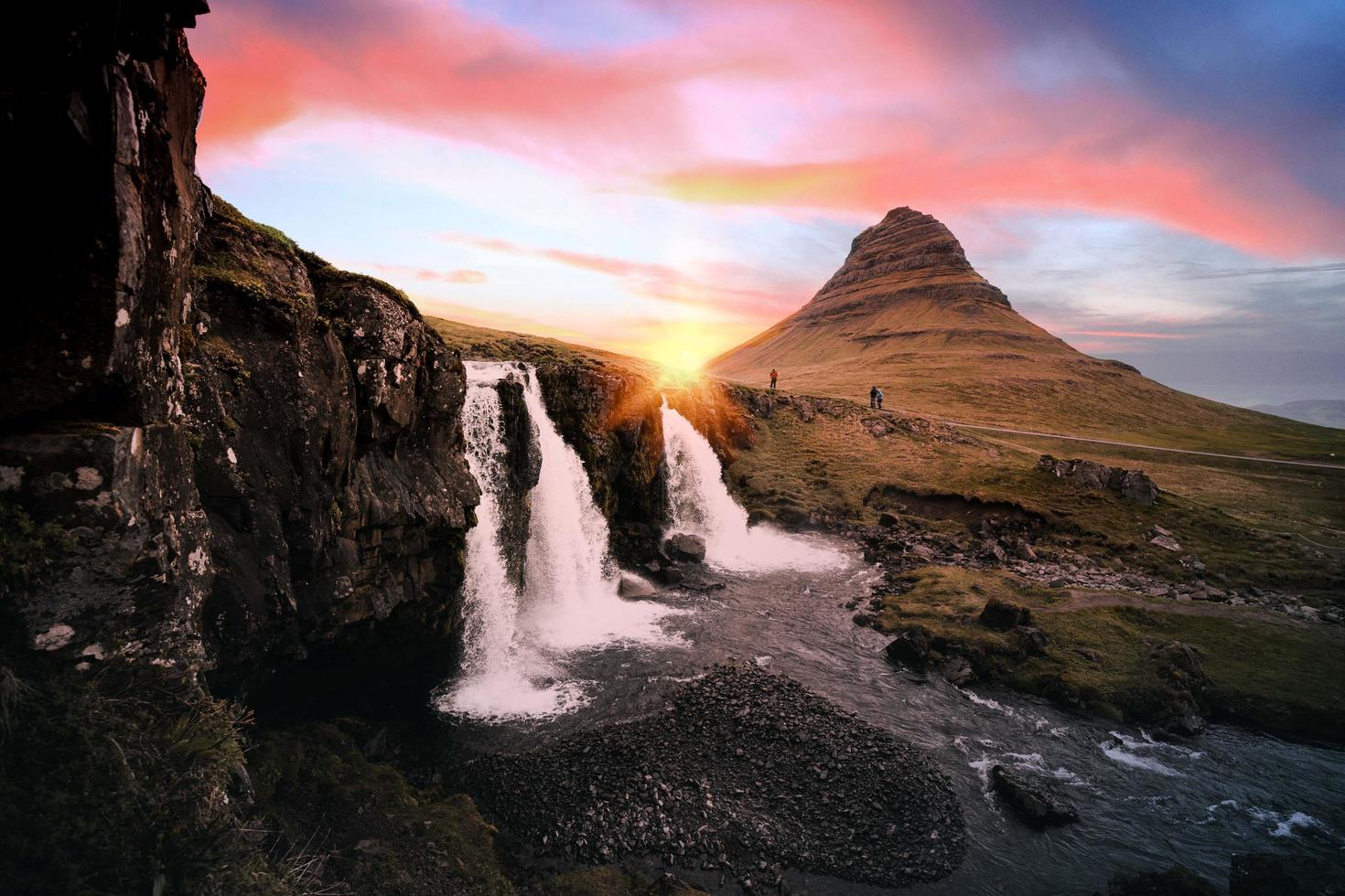 cachoeiras entre formações rochosas na Islândia foto
