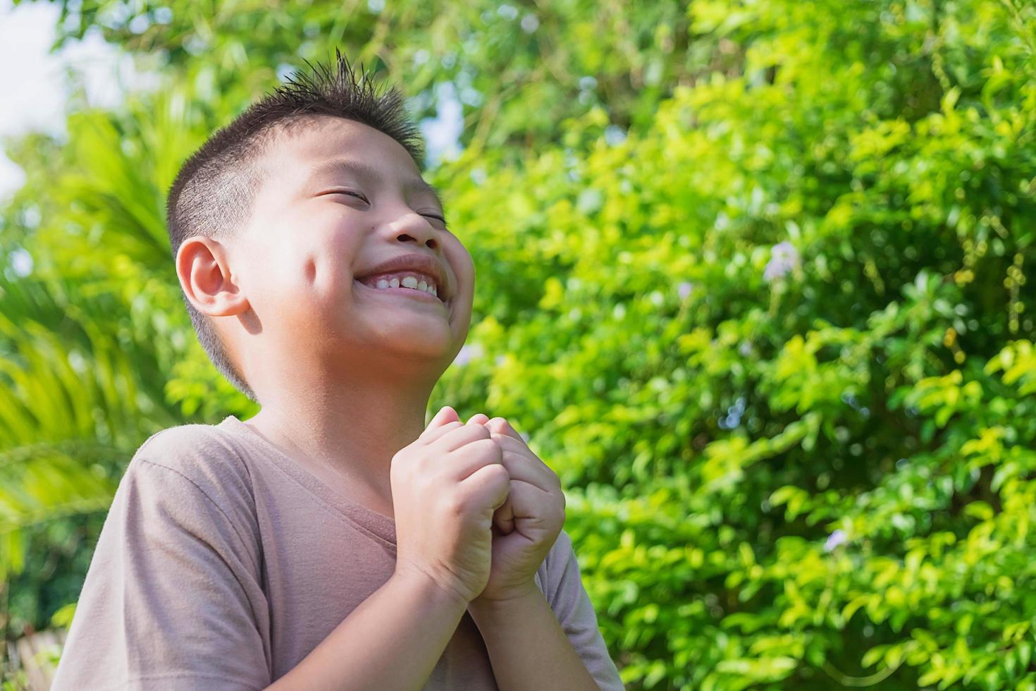 menino sorrindo lá fora foto