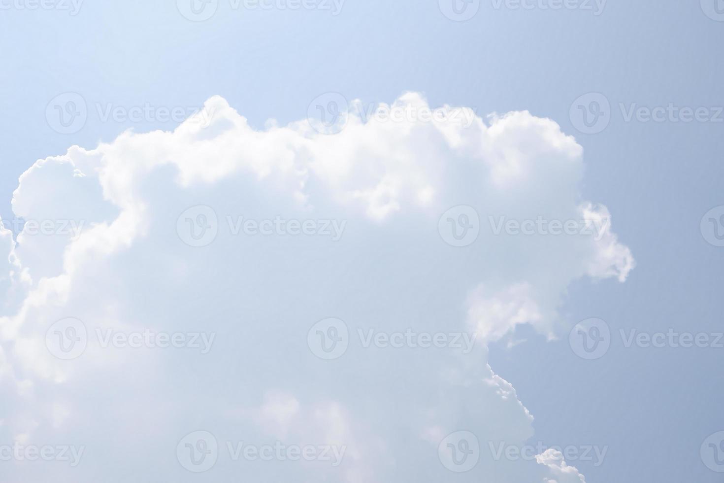 belo panorama do céu e nuvens foto