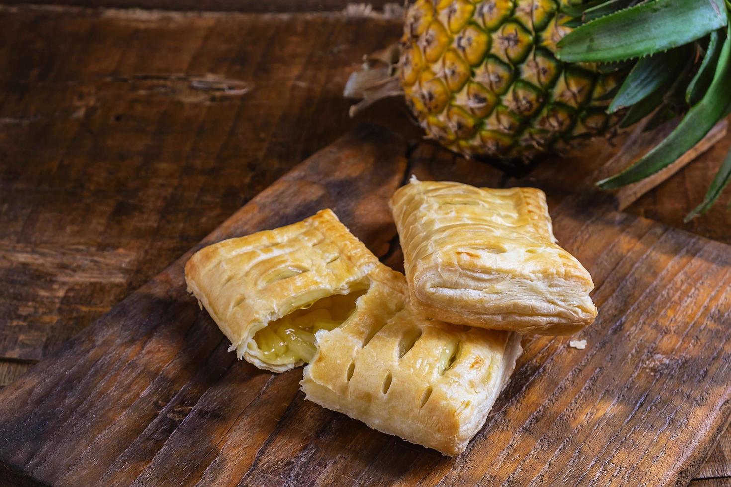 tortas de abacaxi em um fundo de madeira foto