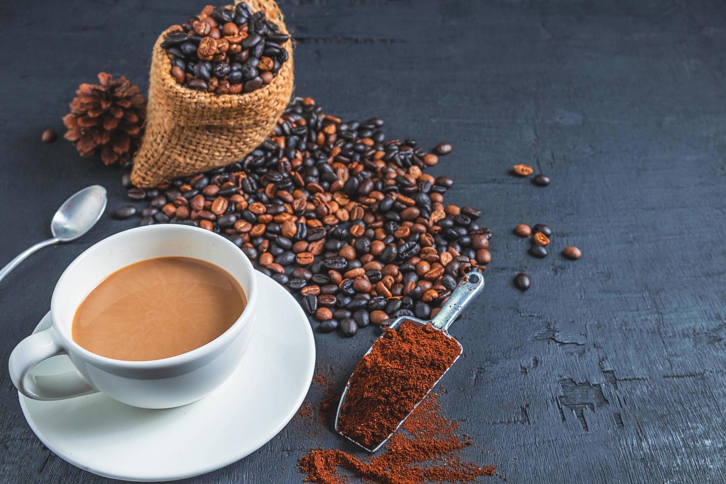 xícara de café com grãos de café em uma sacola foto