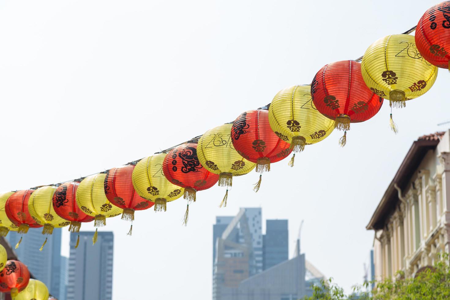 lanternas chinesas vermelhas e amarelas penduradas foto