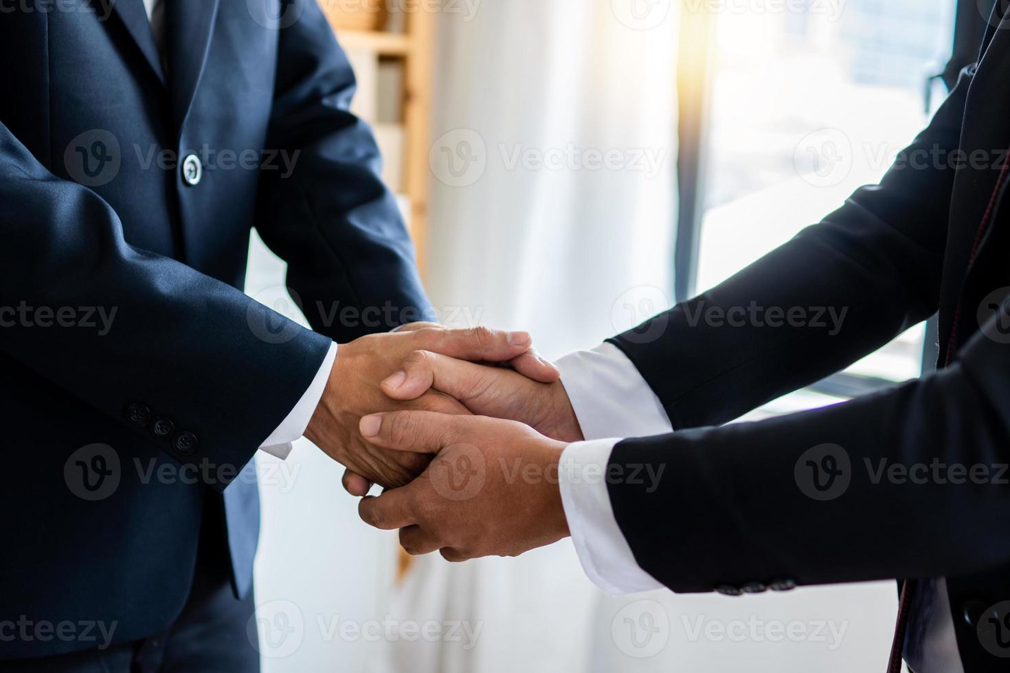 bem sucedido negociar e conceito de aperto de mão, dois empresário apertar a mão com parceiro para celebração de parceria e trabalho em equipe, negócio foto