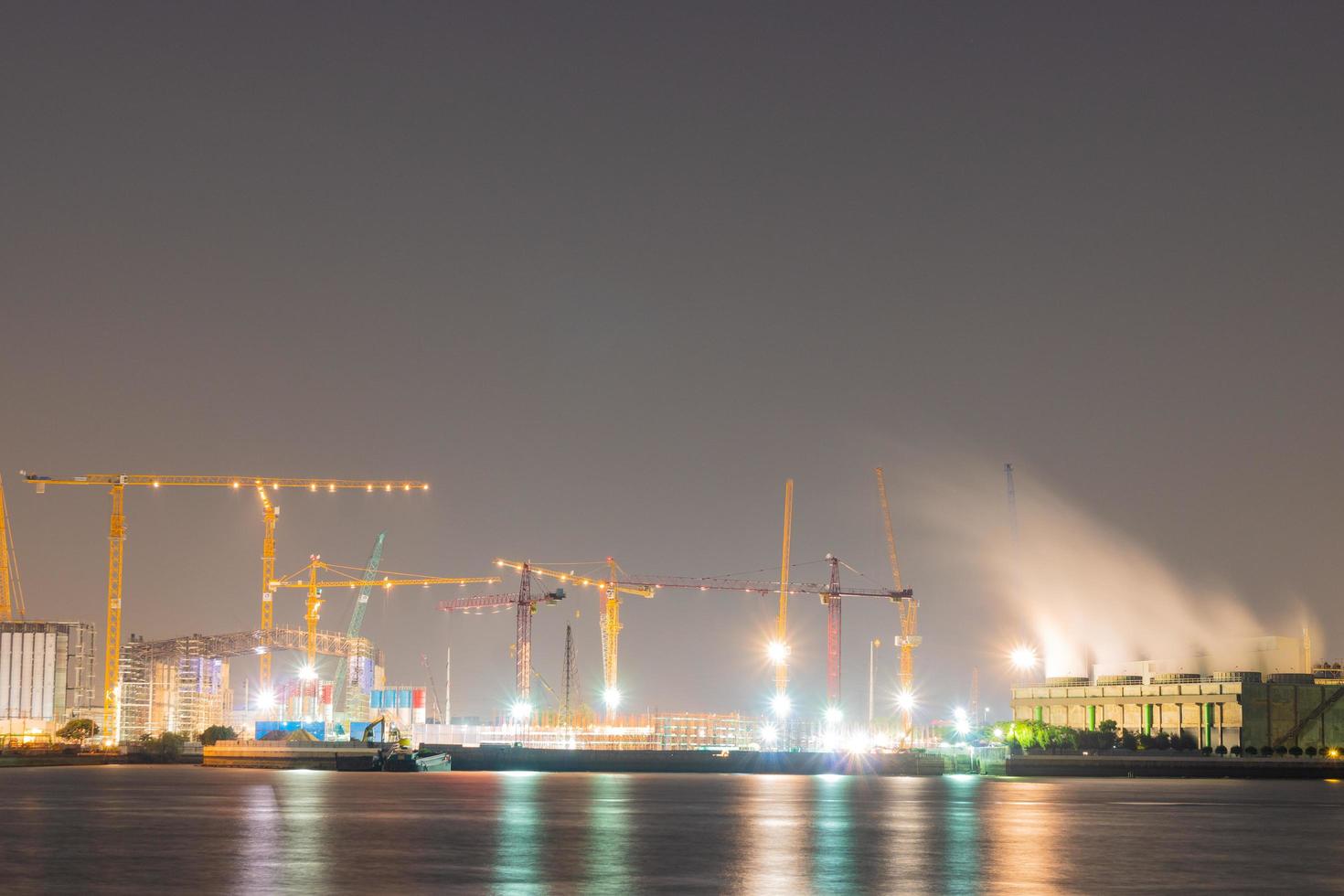 Guindastes de construção em uma usina em Banguecoque foto