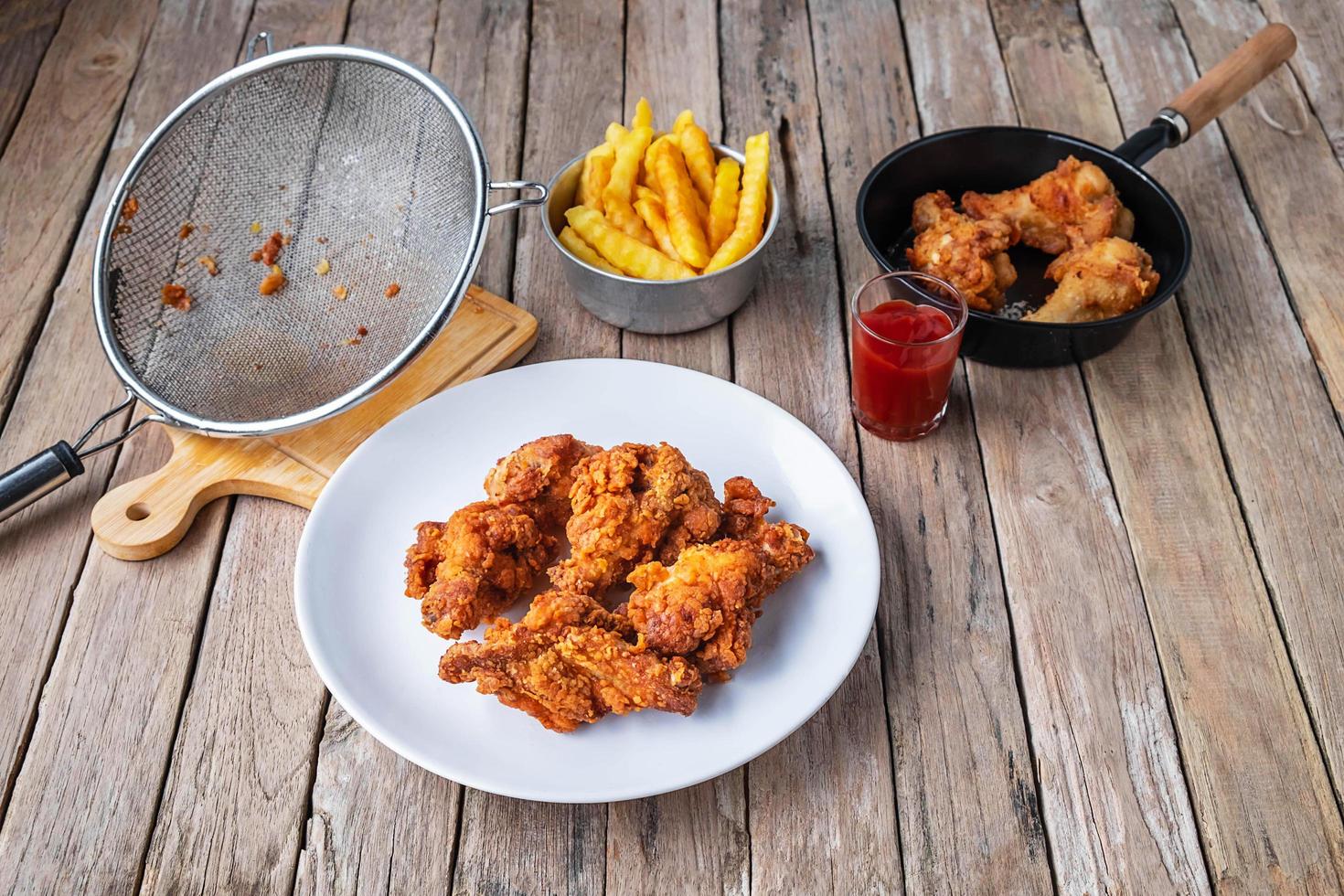 frango frito em uma mesa de madeira foto