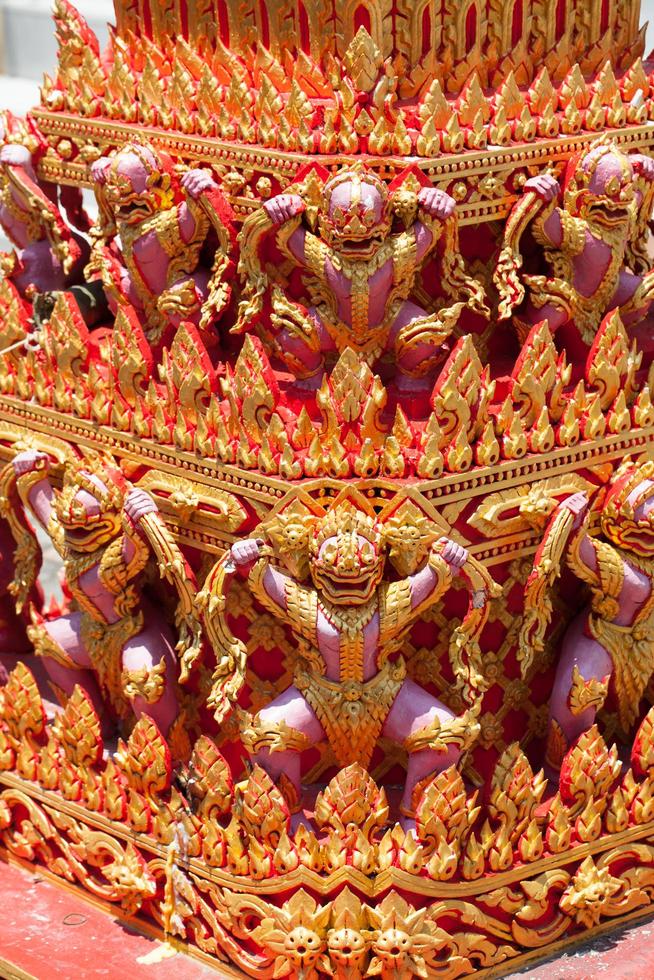 estátua sob o pagode em wat pra keaw, bangkok foto