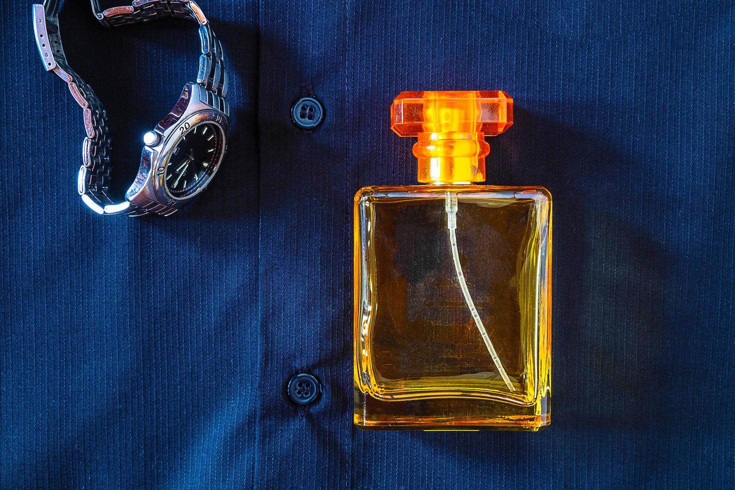 perfume com camisa e relógio de pulso foto