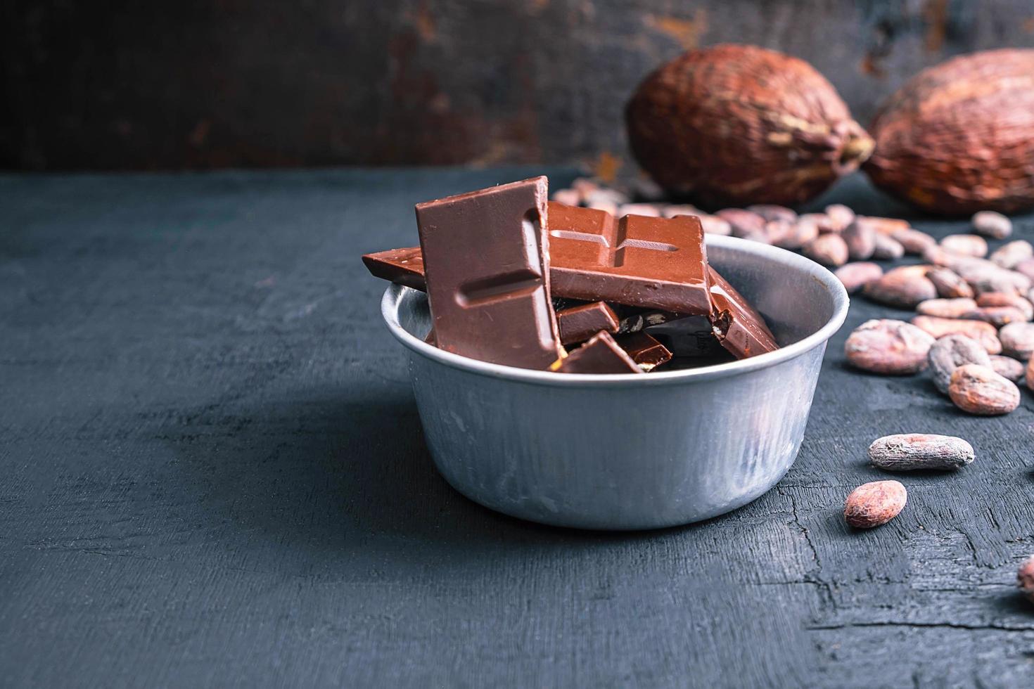 chocolate amargo e grãos de cacau foto