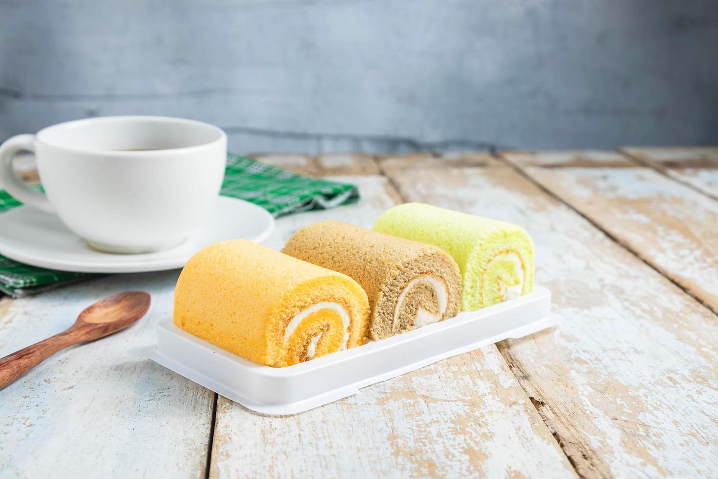 pãezinhos de bolo e café foto