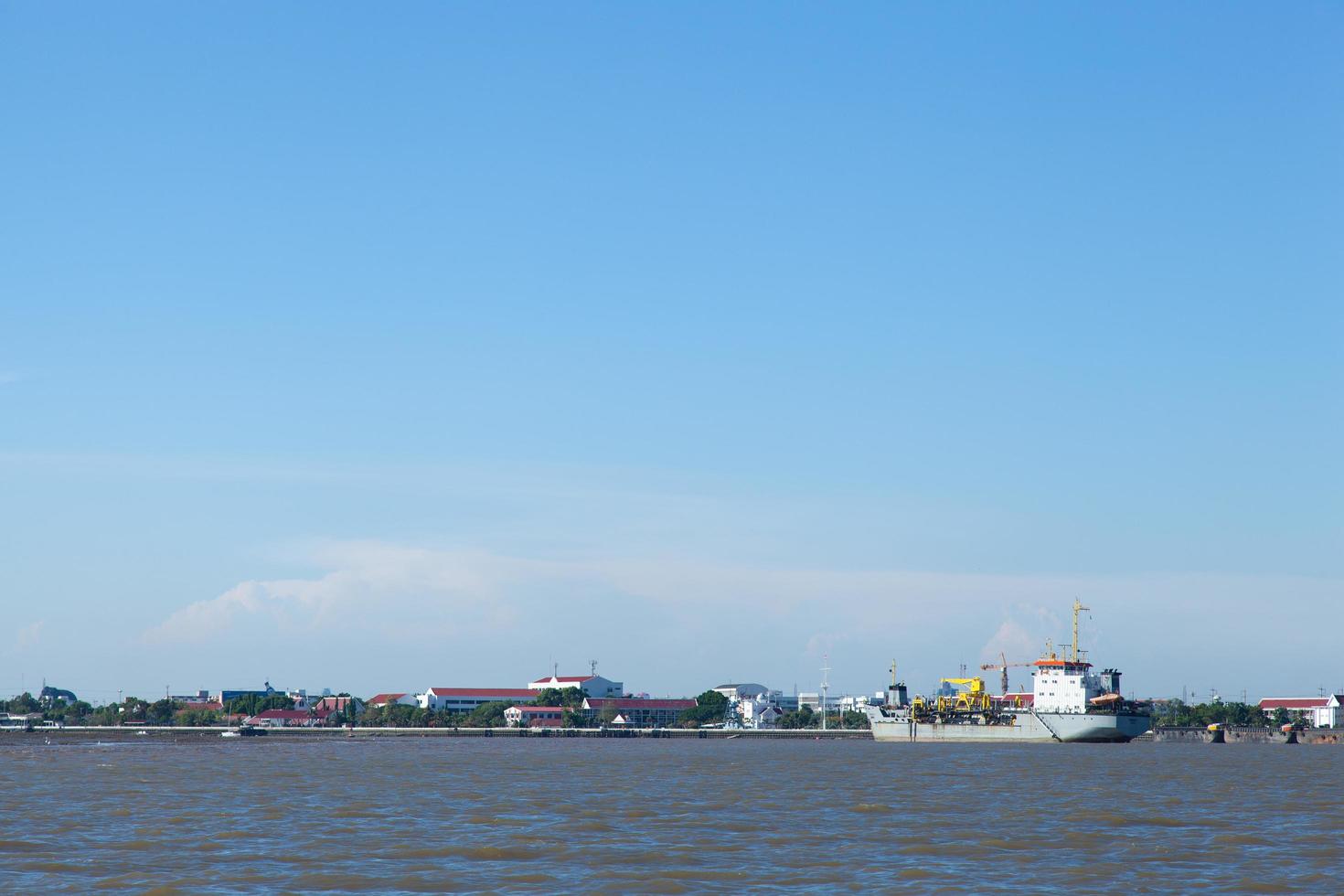 grande navio na costa na tailândia foto