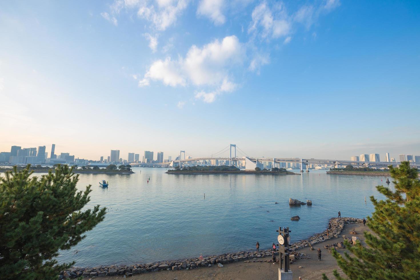 ponte arco-íris em odaiba, tokyo no japão foto