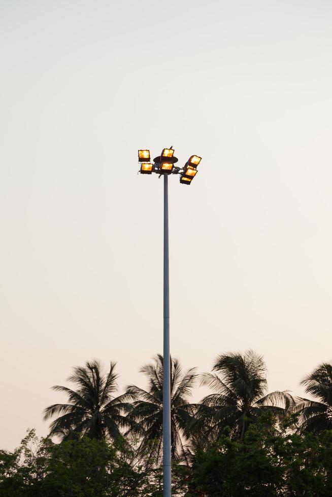 lâmpadas no topo do poste foto