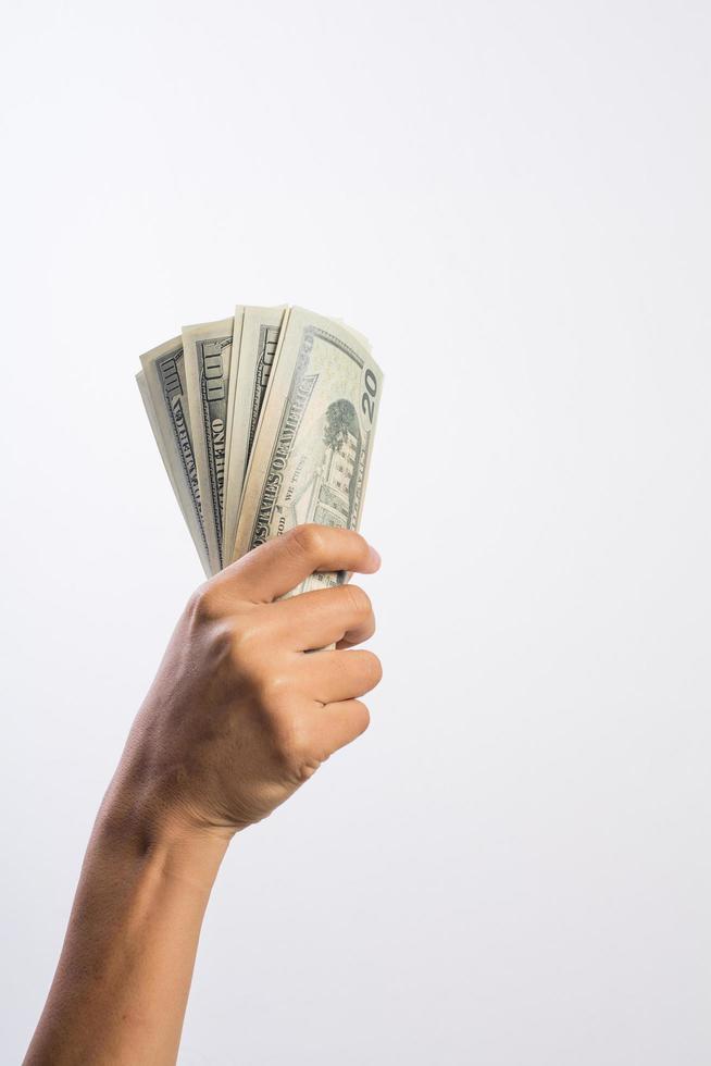mão de uma mulher com dinheiro isolado no fundo branco foto