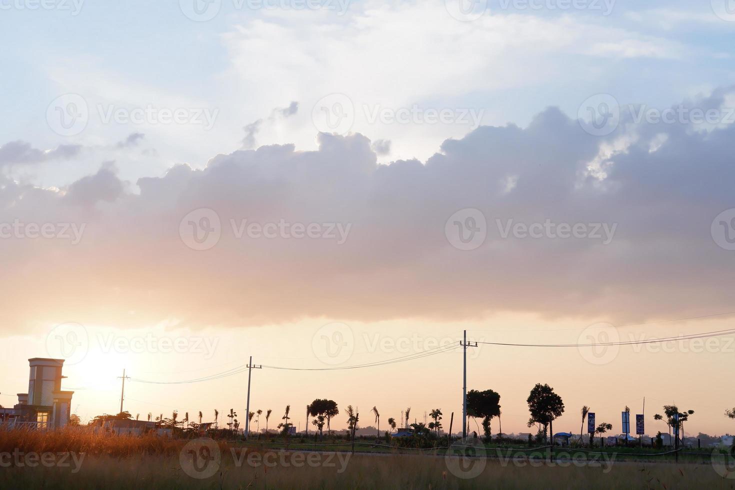 belo panorama do céu e nuvens foto