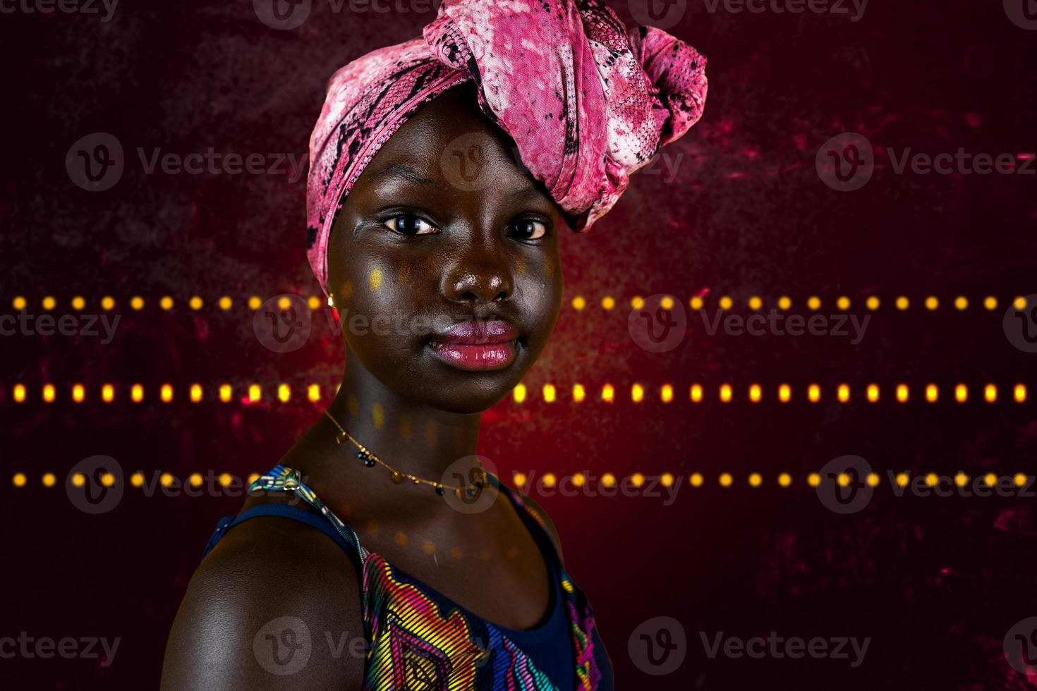 retrato do africano fêmea adolescente com colorida étnico cachecol em cabeça foto