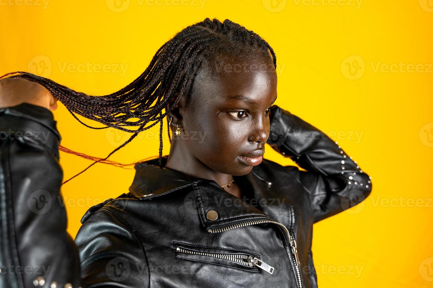 retrato do jovem fofa africano adolescente vestindo uma couro Jaqueta foto