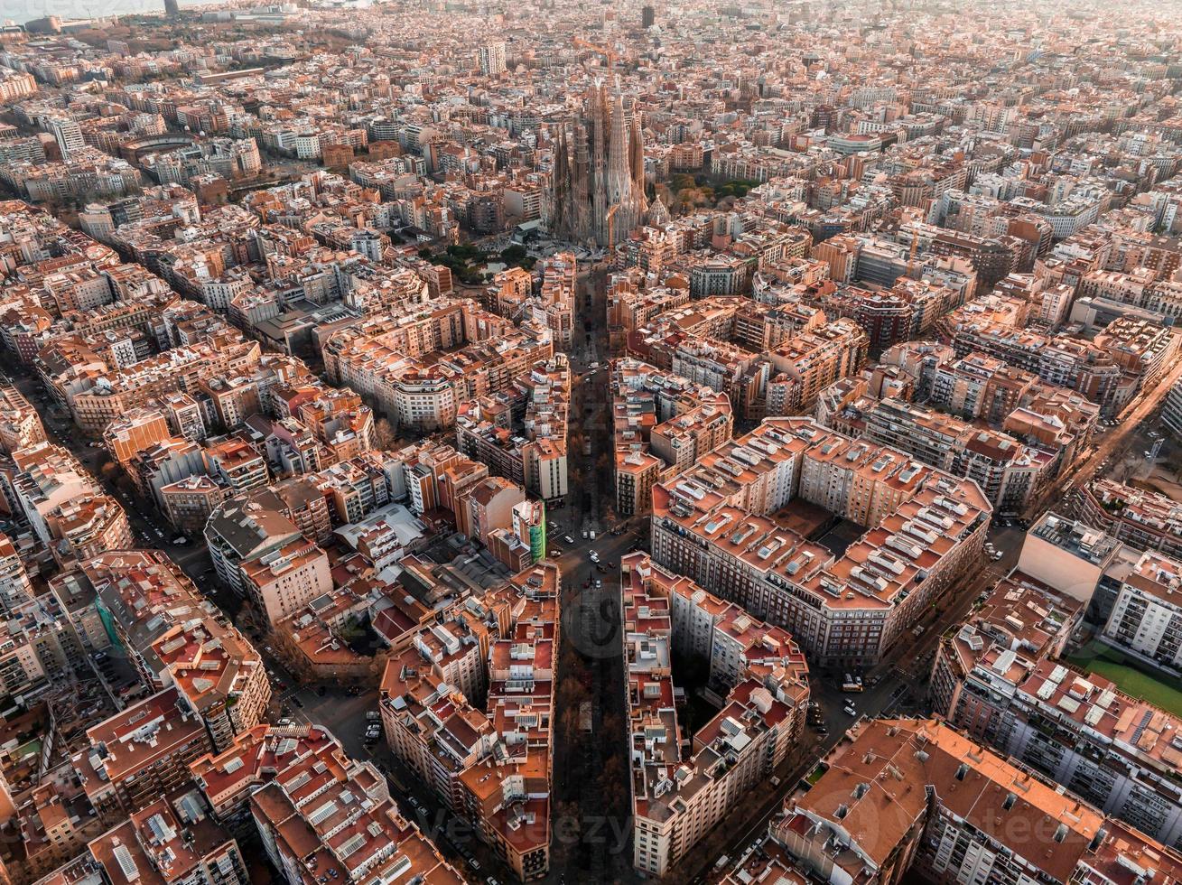 aéreo Visão do Barcelona cidade Horizonte e sagrada familia catedral às pôr do sol. foto