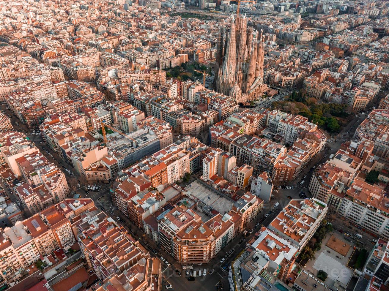 aéreo Visão do Barcelona cidade Horizonte e sagrada familia catedral às pôr do sol. foto