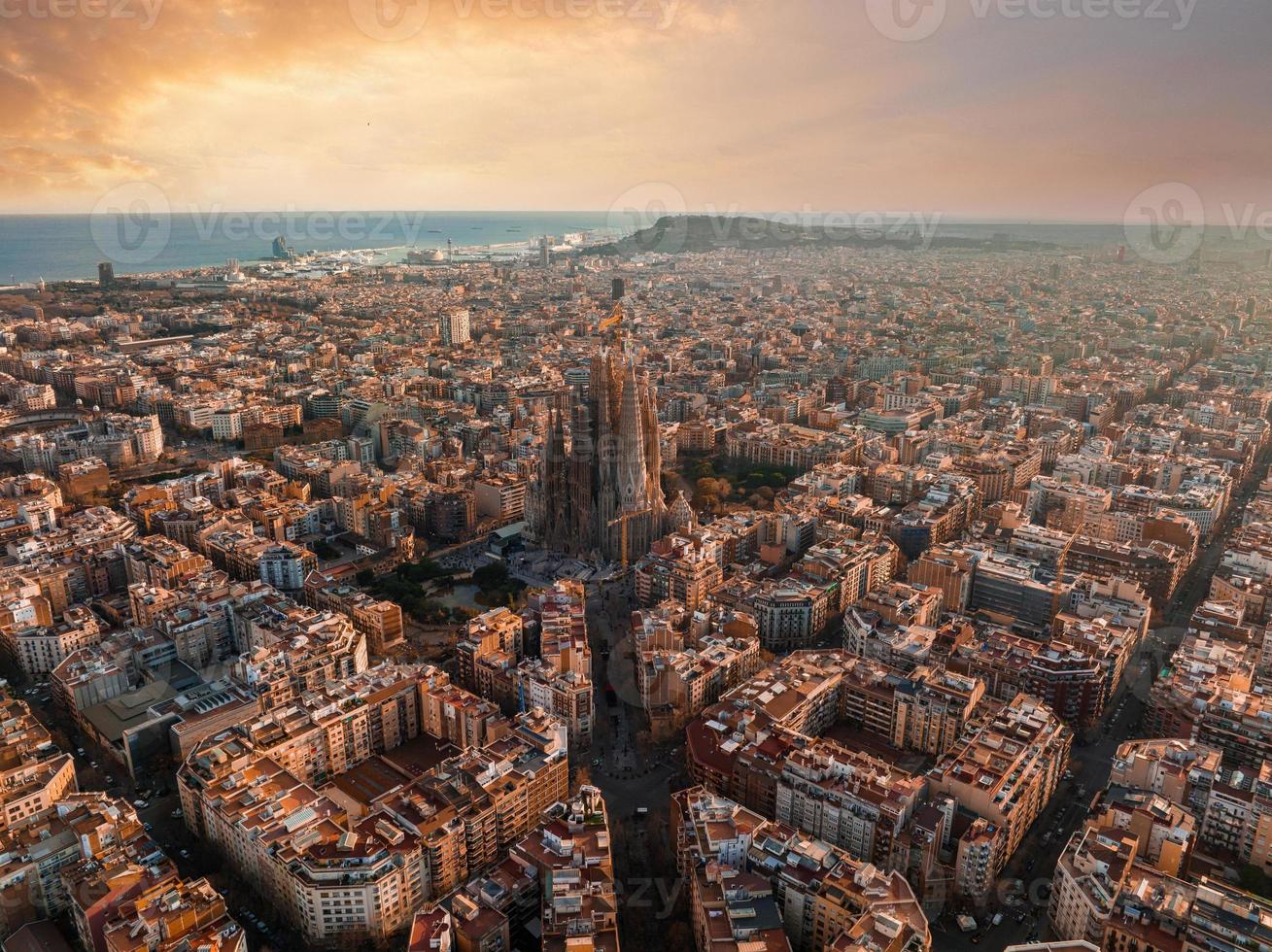 aéreo Visão do Barcelona cidade Horizonte e sagrada familia catedral às pôr do sol. foto