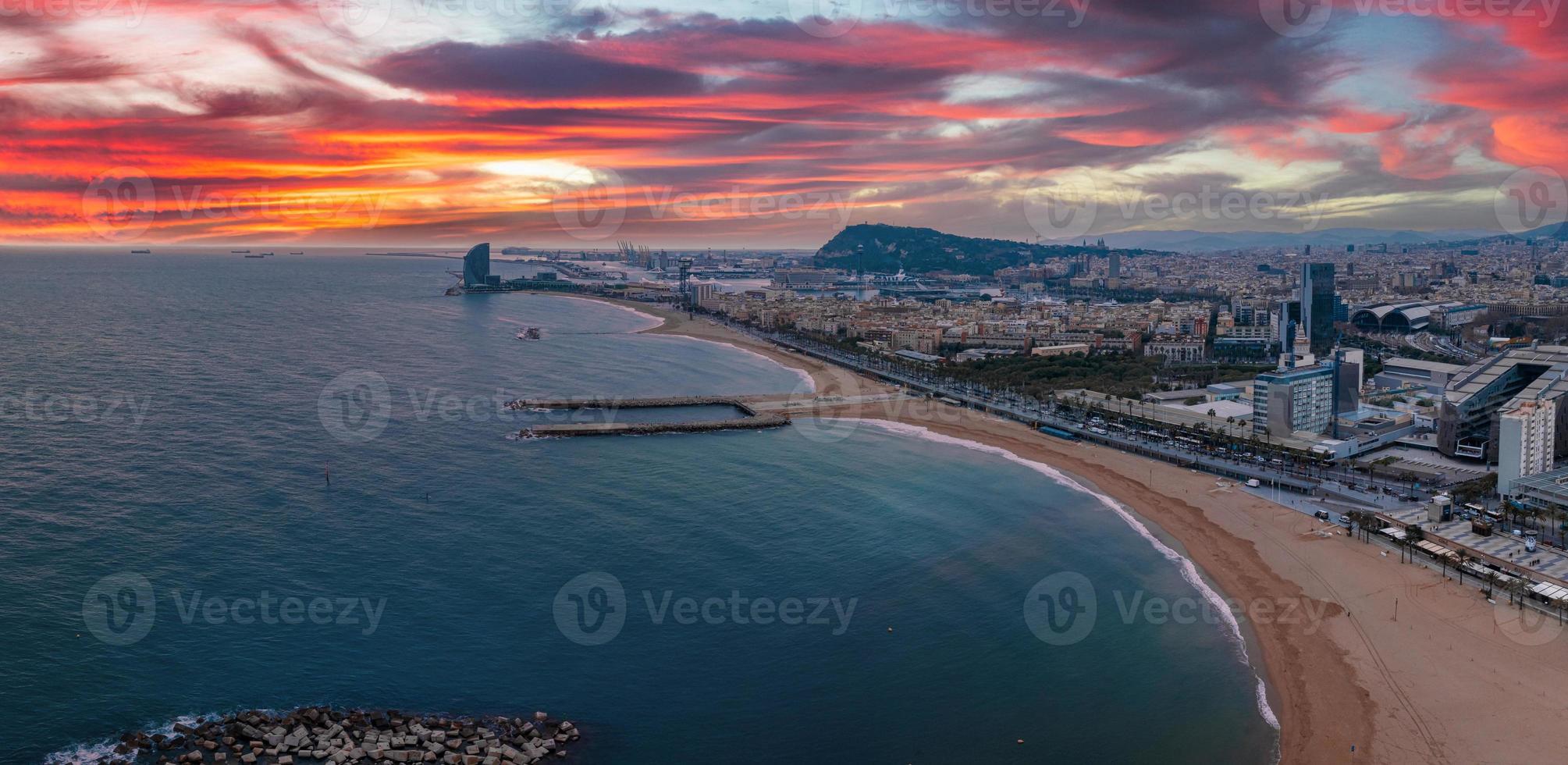 aéreo Visão do famoso barceloneta de praia com hotel luxo W Barcelona foto