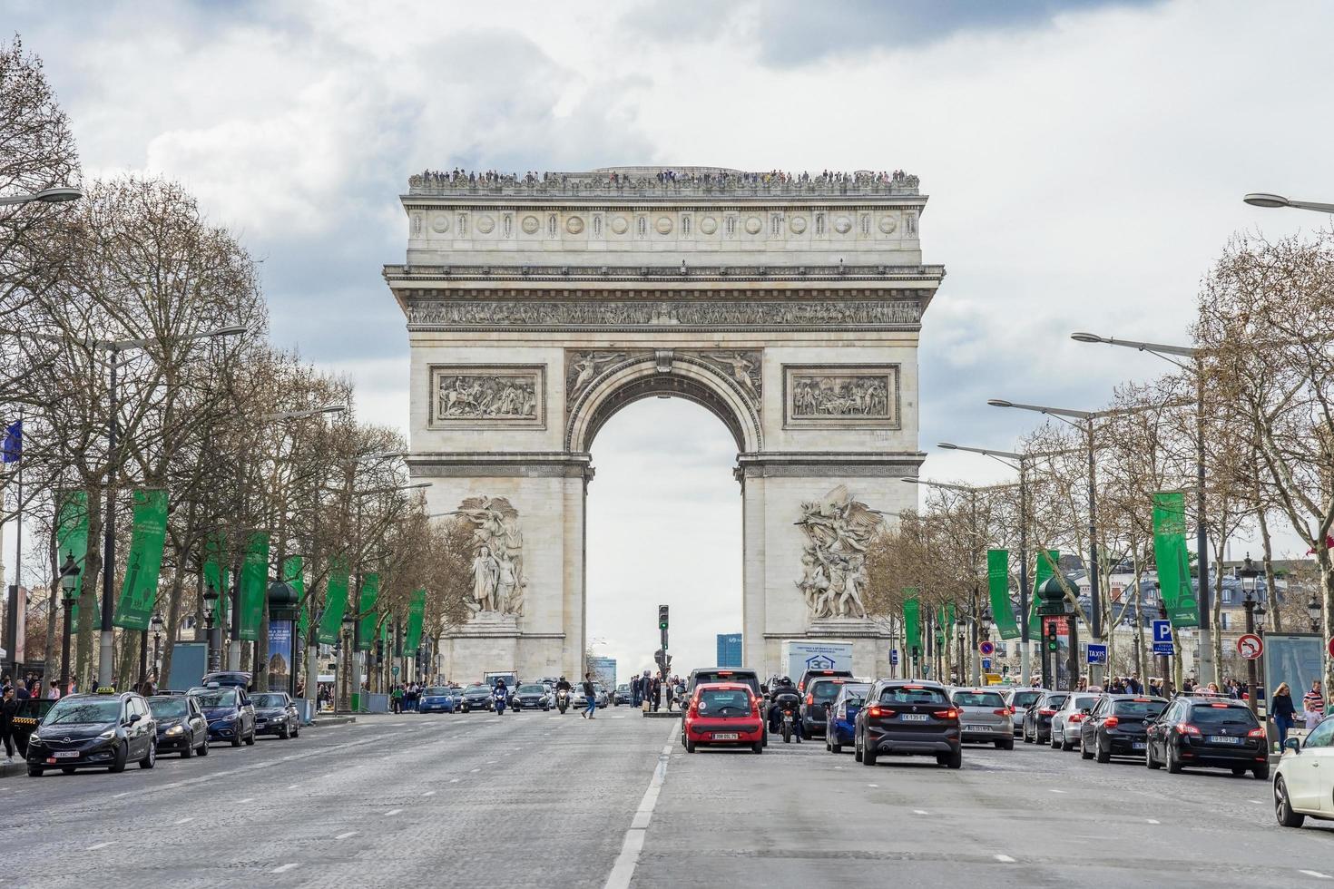 o arco triunfal em paris, frança foto