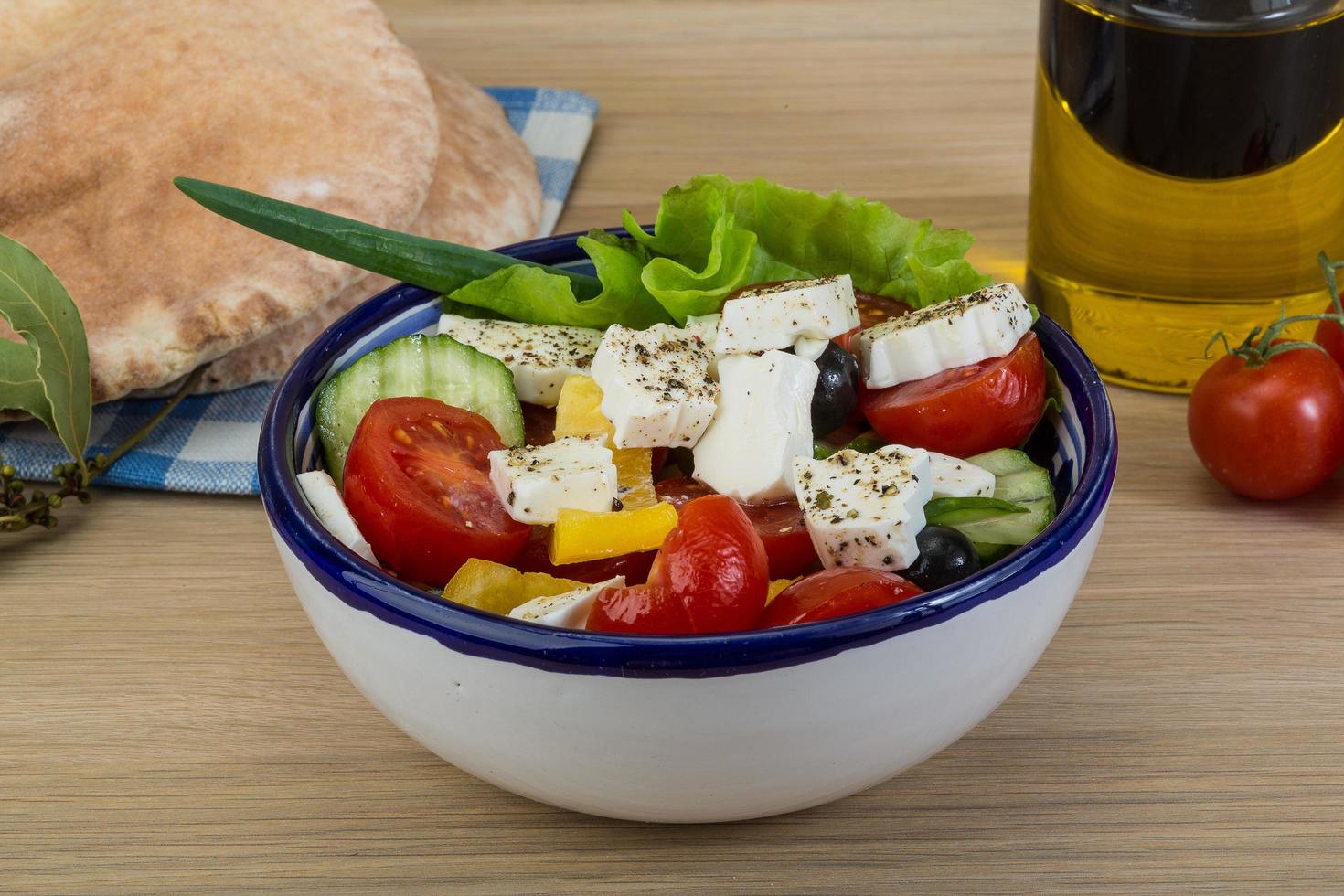 salada grega na madeira foto